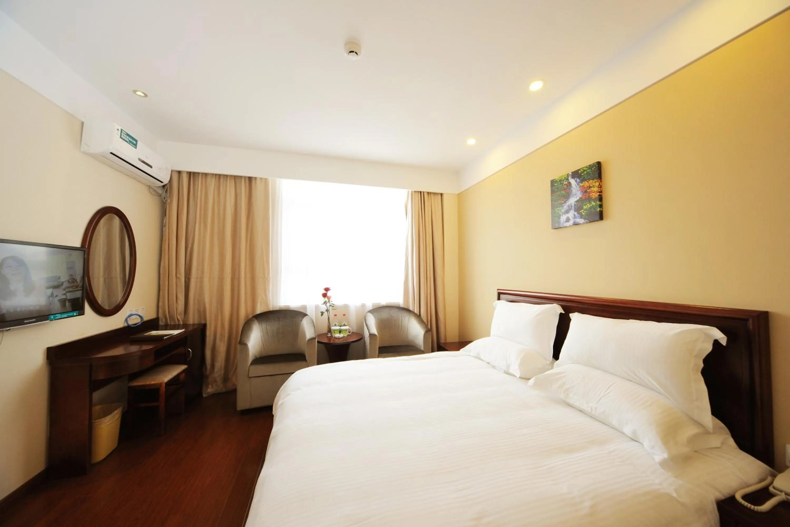 Photo of the whole room in Greentree Inn Shanghai West Huaxia Road Metro Station Express Hotel