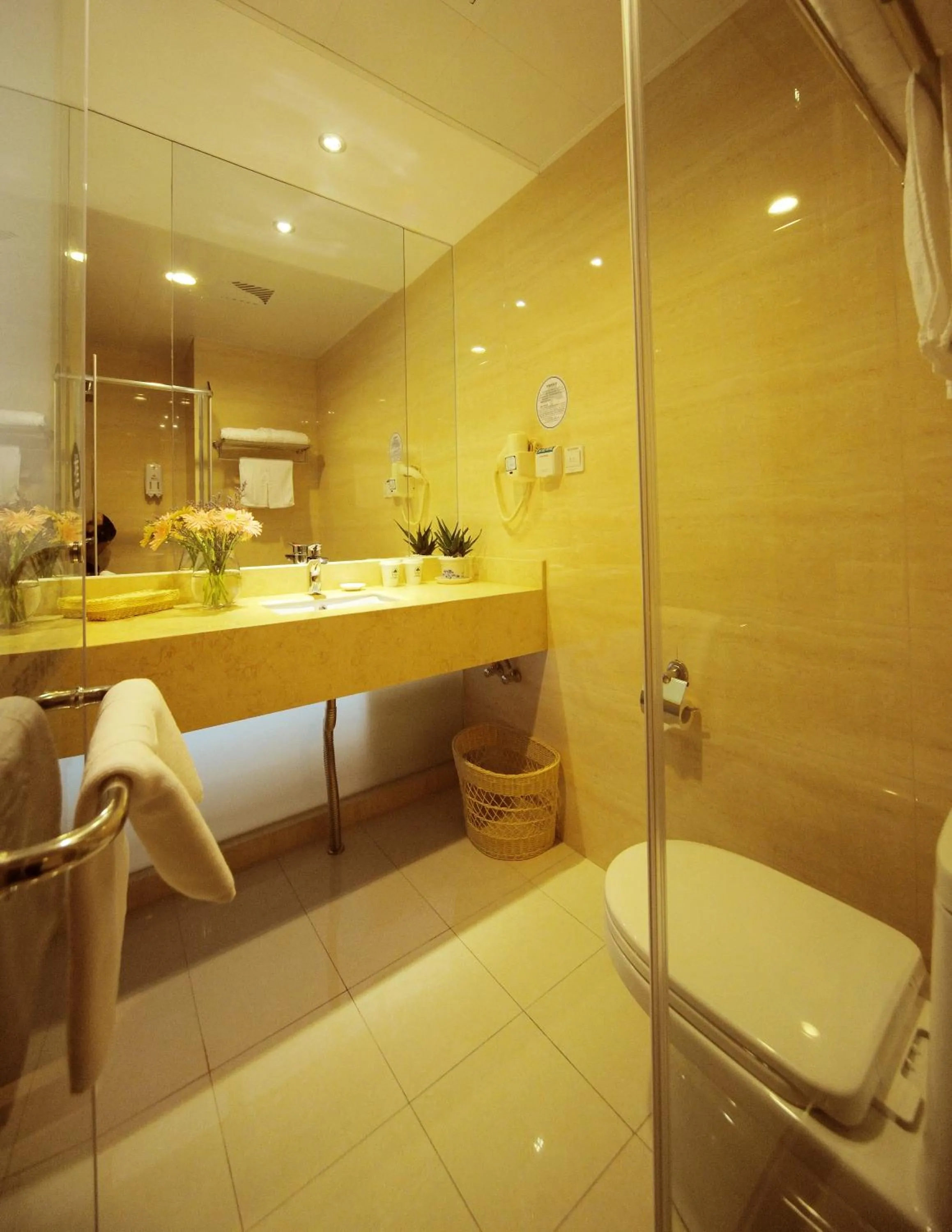 Bathroom in Greentree Inn Shanghai West Huaxia Road Metro Station Express Hotel