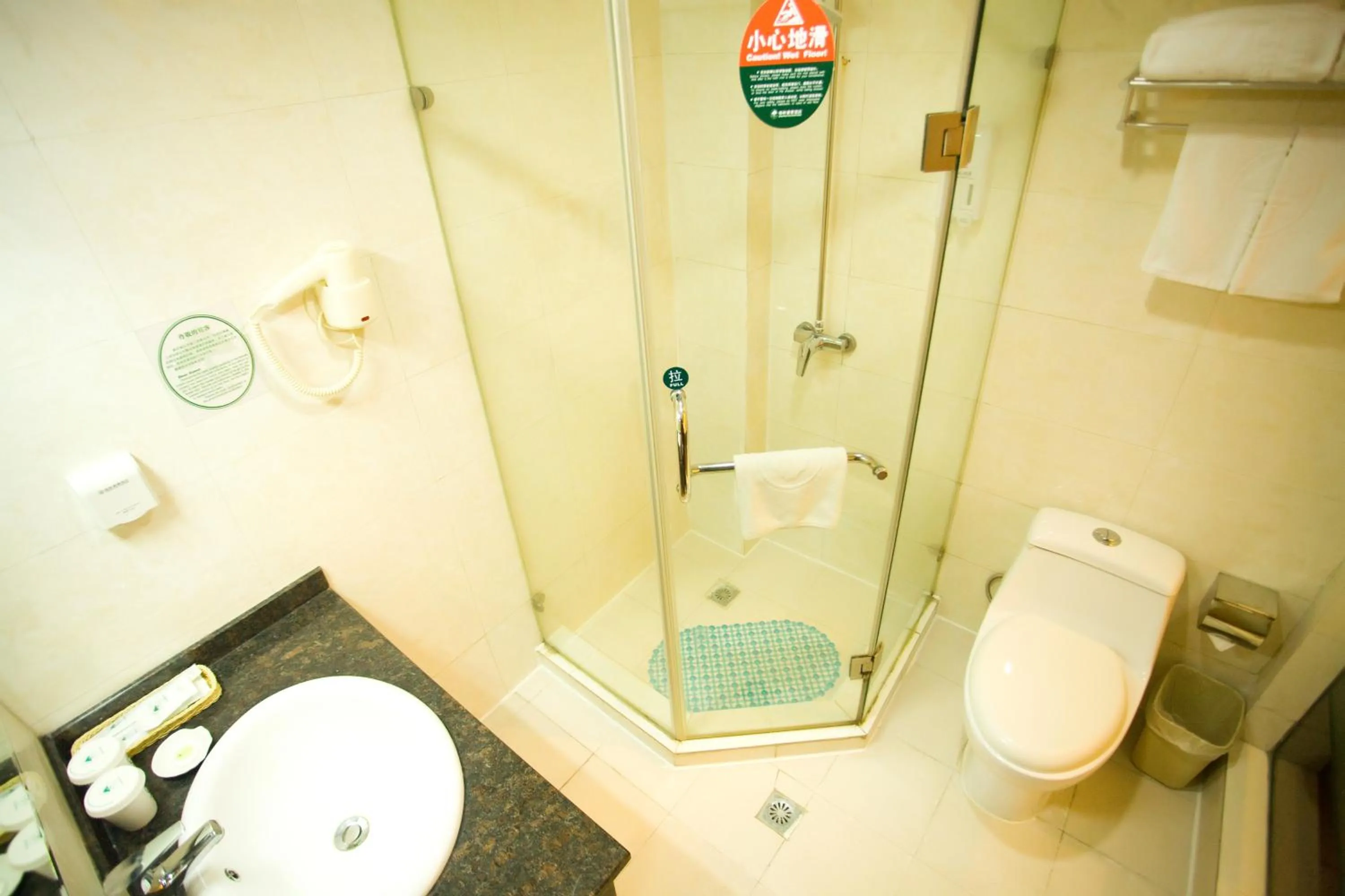 Toilet in GreenTree Inn Shanghai Meilan Lake Hutai Road Express Hotel