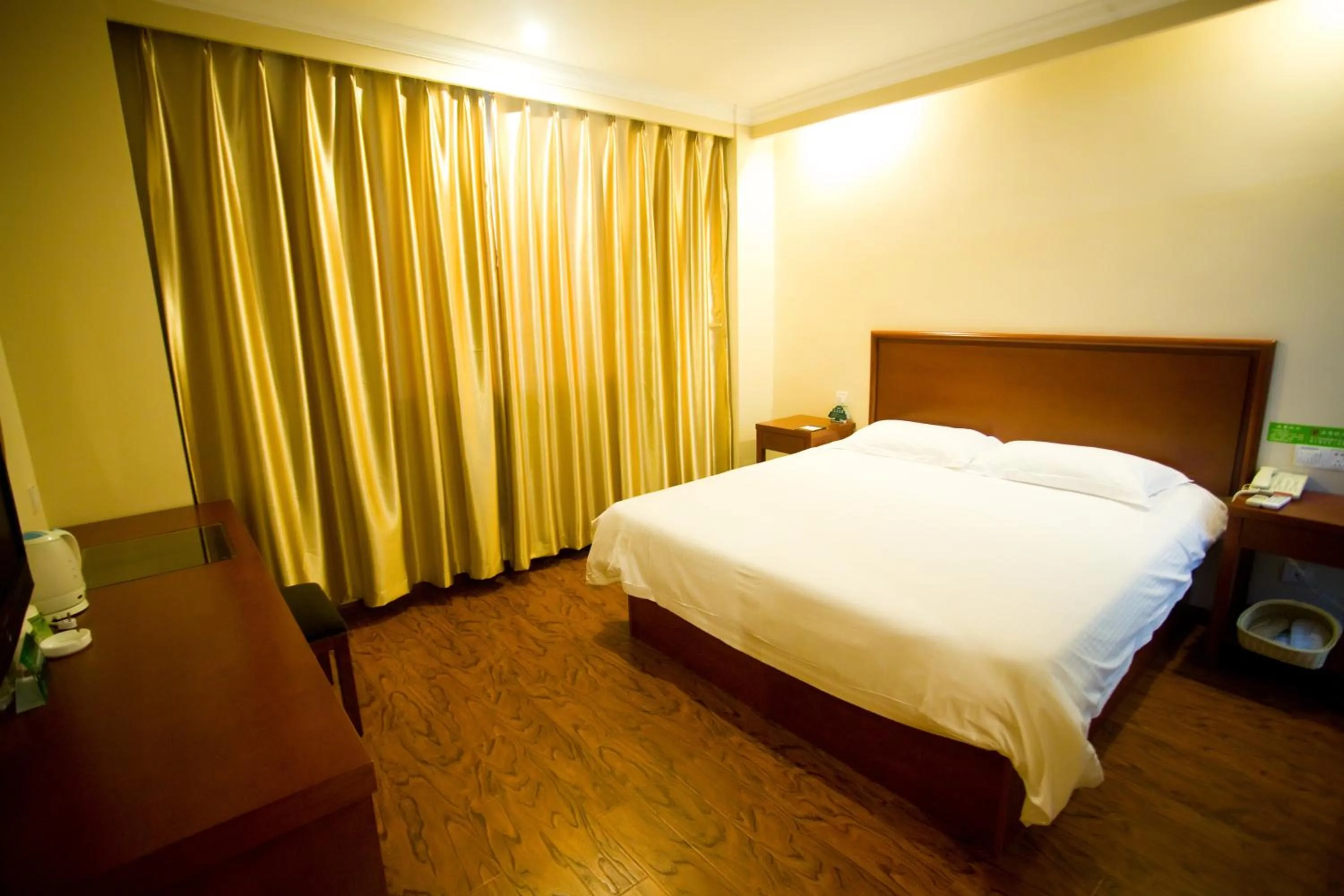 Bedroom, Bed in GreenTree Inn Shanghai Meilan Lake Hutai Road Express Hotel
