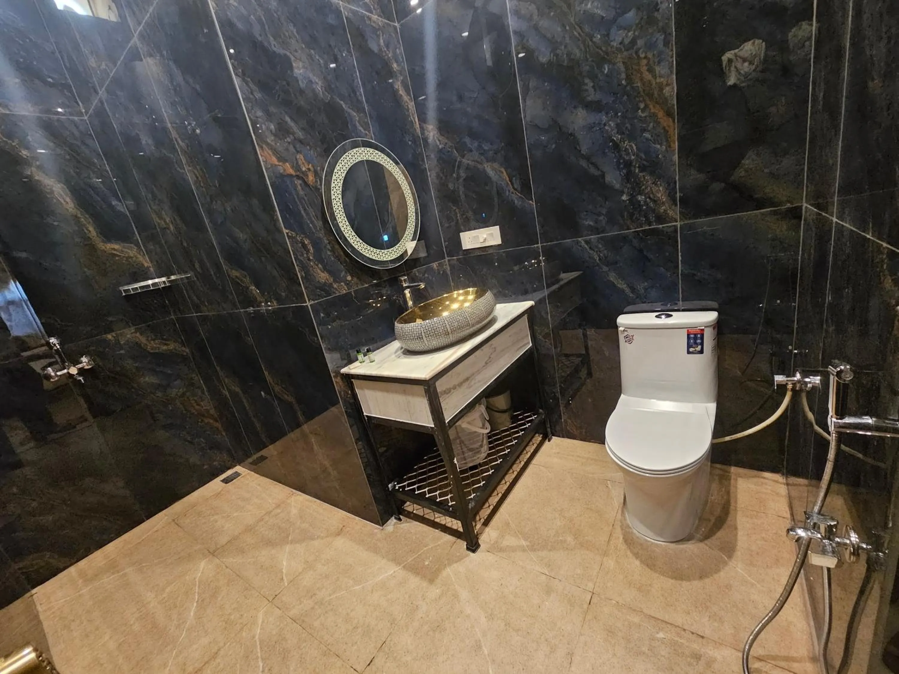 Shower in Hotel Royal Haveli