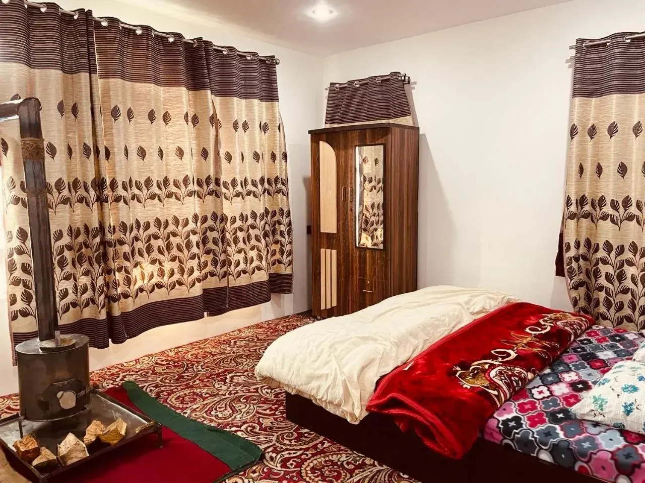 Double Room with Mountain View - single occupancy in Sunset View Gulmarg Double Room with Mountain View - single occupancy in Sunset View Gulmarg