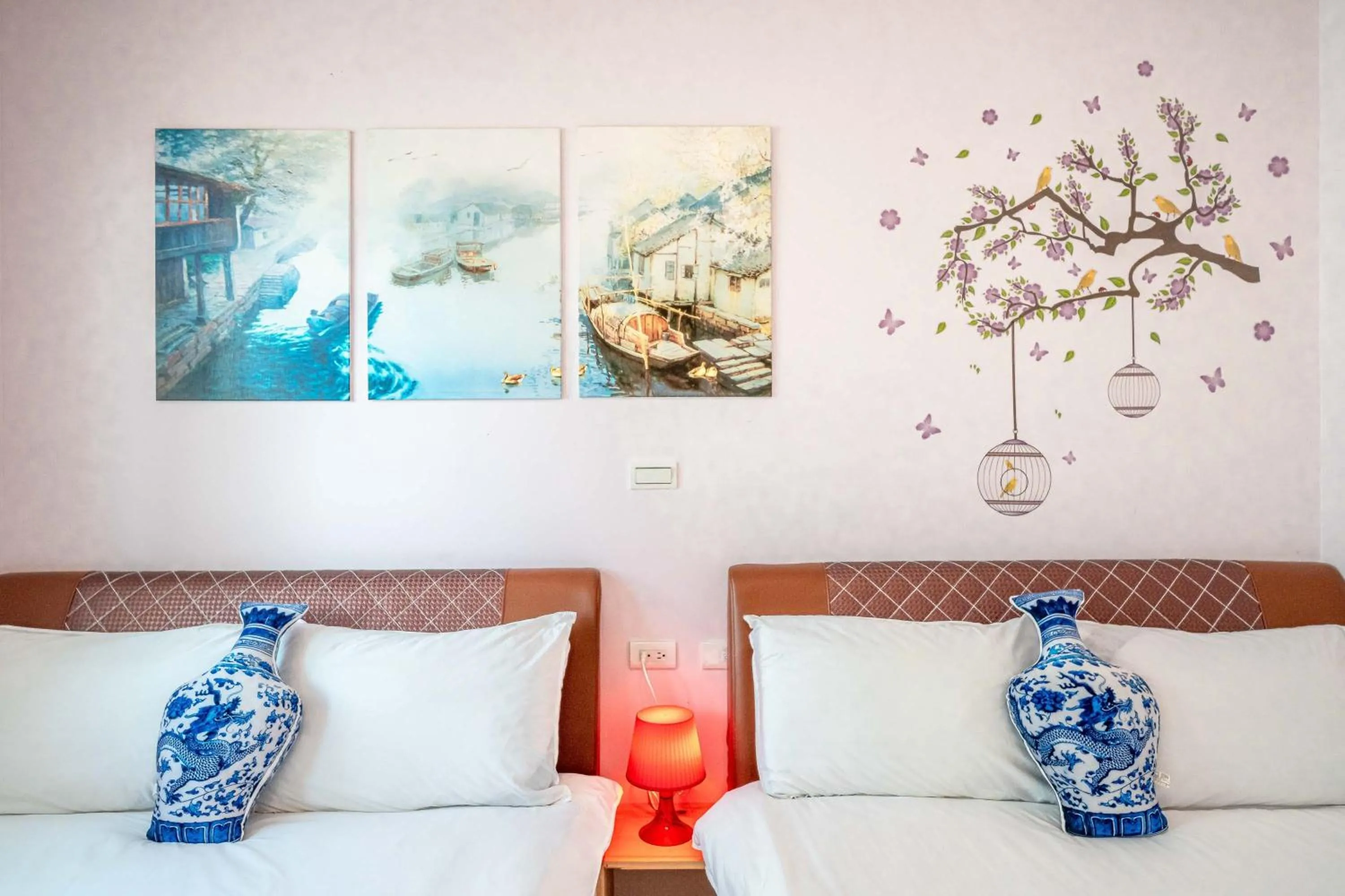 Photo of the whole room, Bed in Shanghai Time