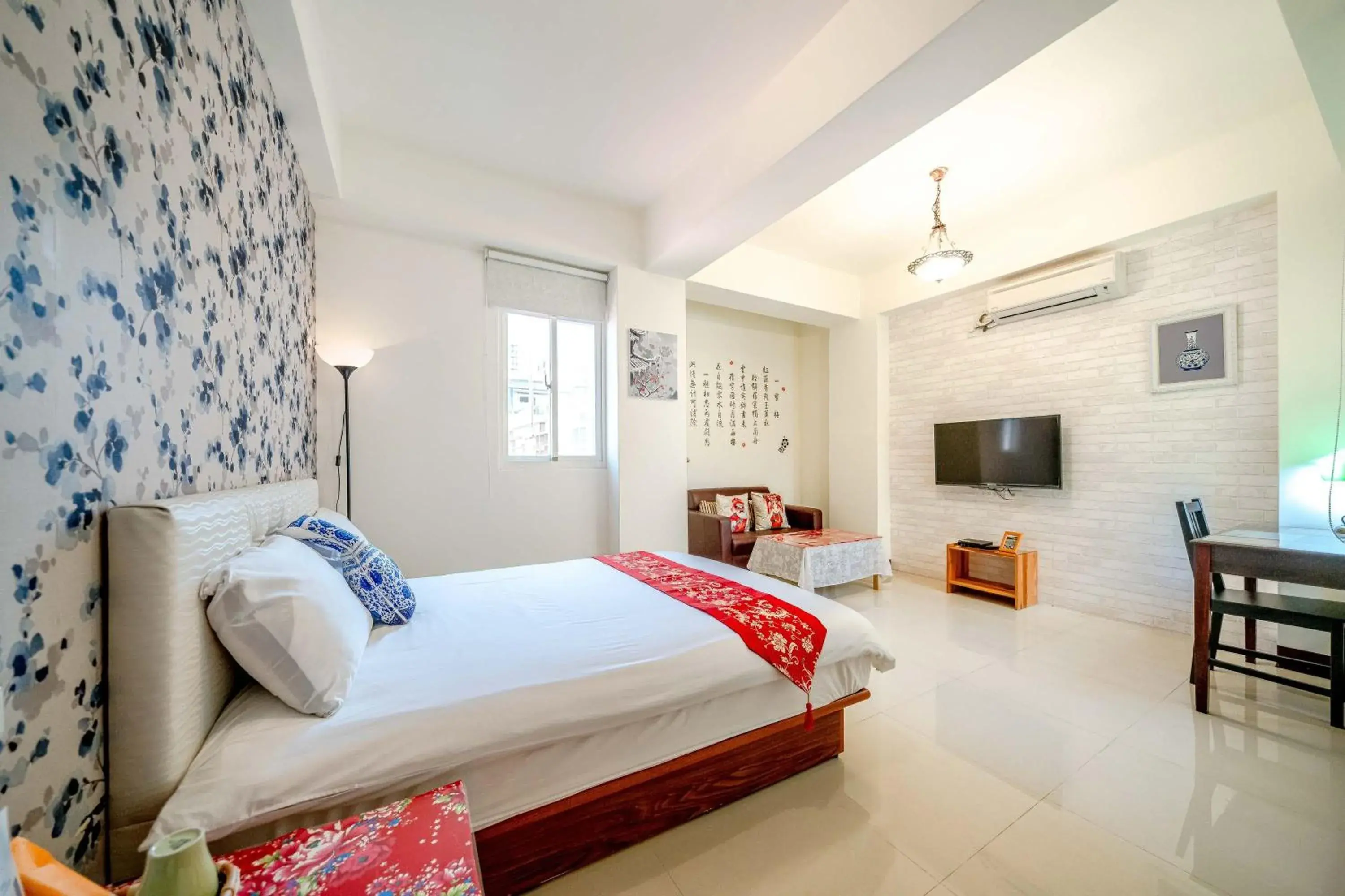 Deluxe Double Room with Balcony in Shanghai Time Deluxe Double Room with Balcony in Shanghai Time
