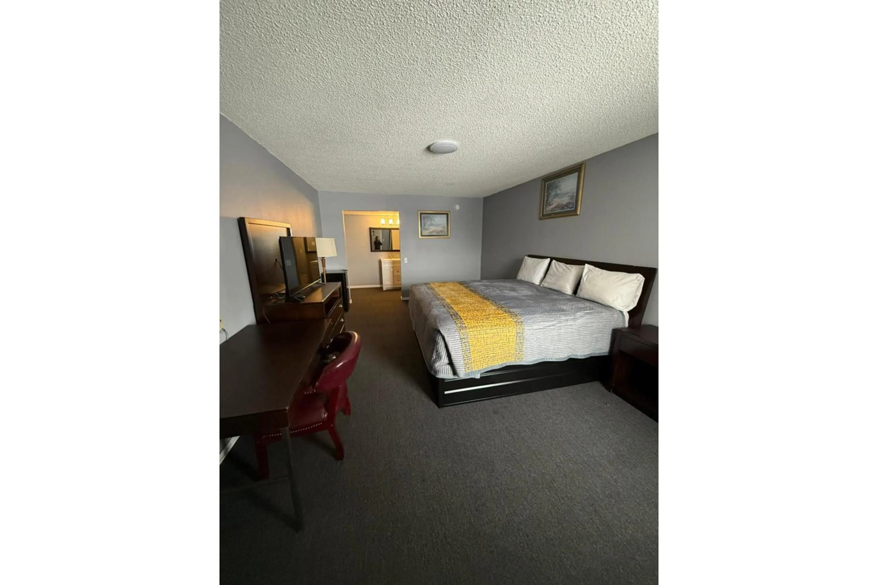 Bedroom, Bed in Victorian Inn by Belvilla White sboro US Hwy 82