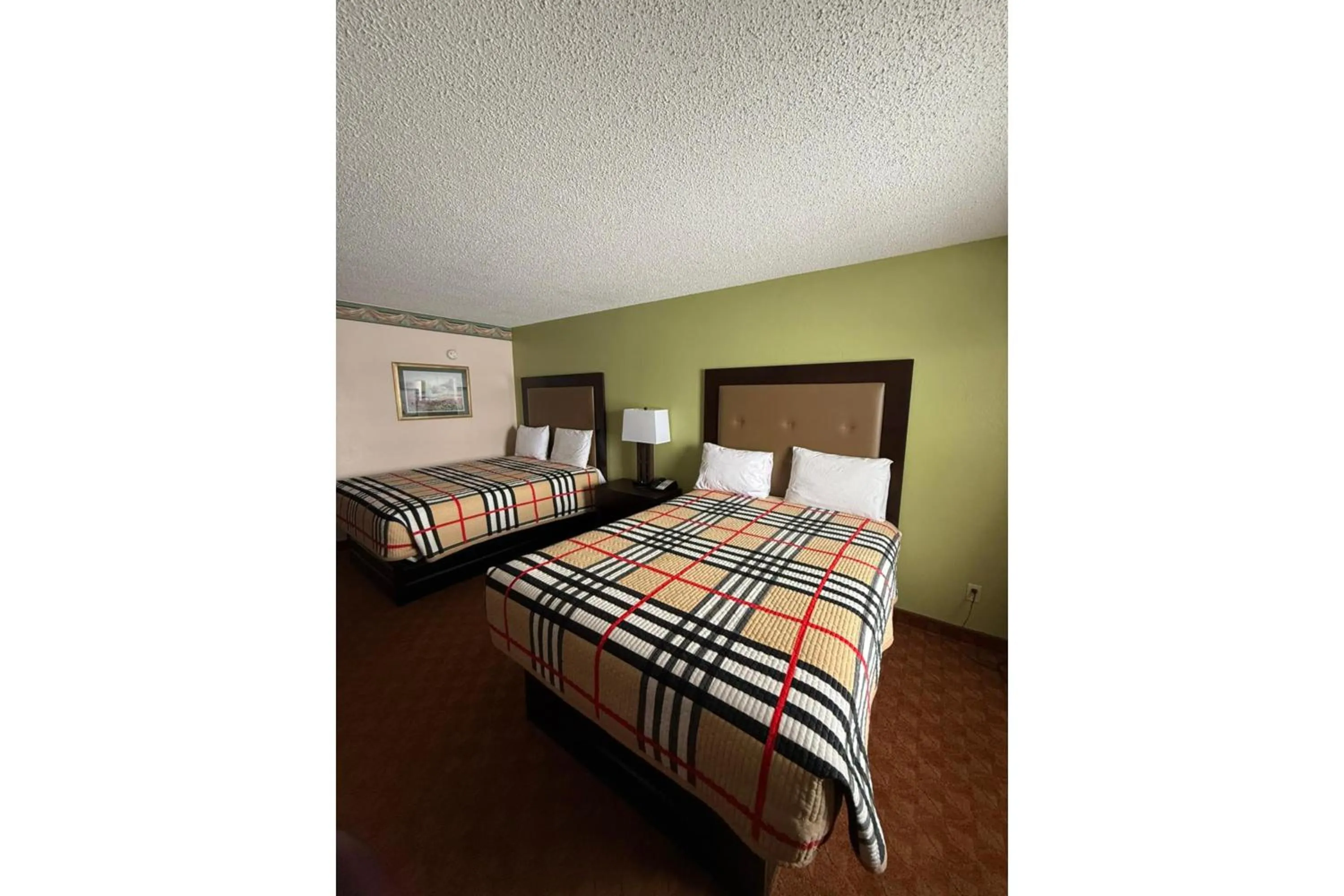 Bedroom, Bed in Victorian Inn by Belvilla White sboro US Hwy 82