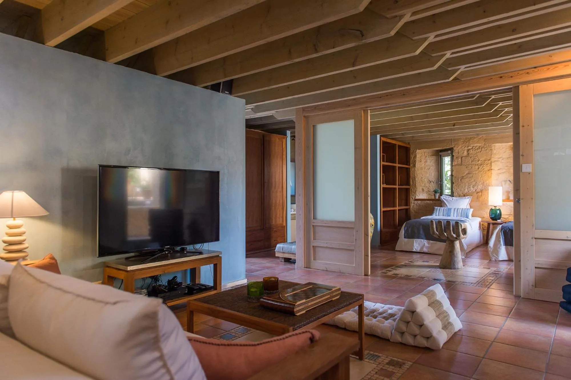Communal lounge/ TV room, Bed in Villa Dimi
