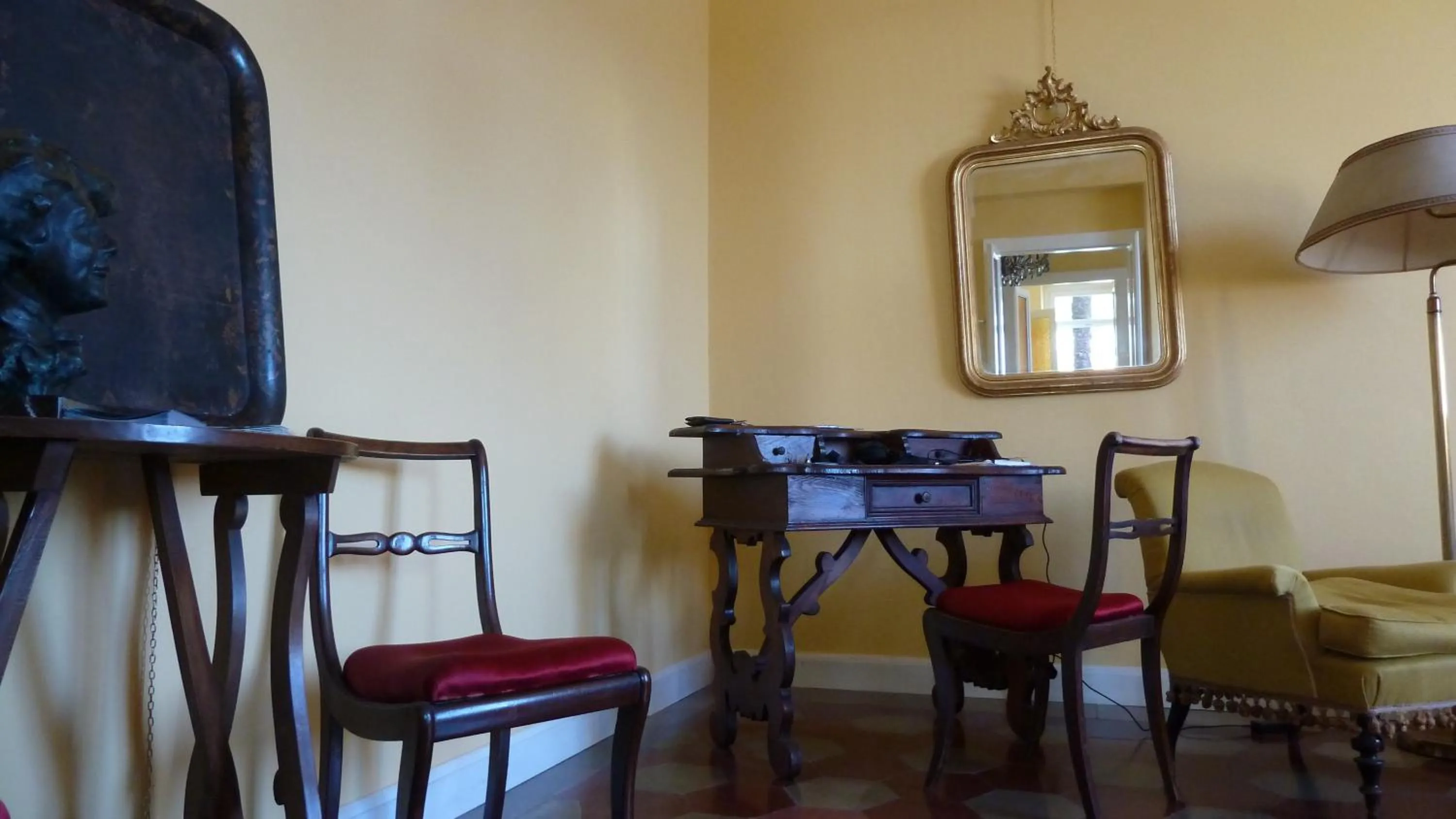 Library in B&B Casa Forster