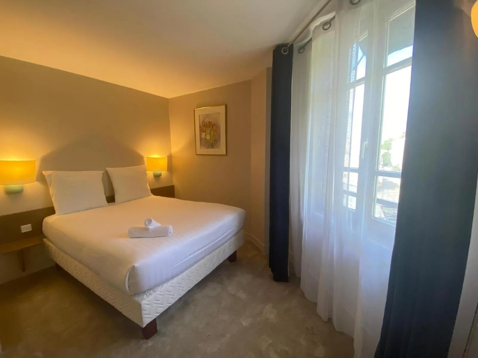 Bed in Hotel Paris Vesinet-LogisHotels et Domaine Evenementiel