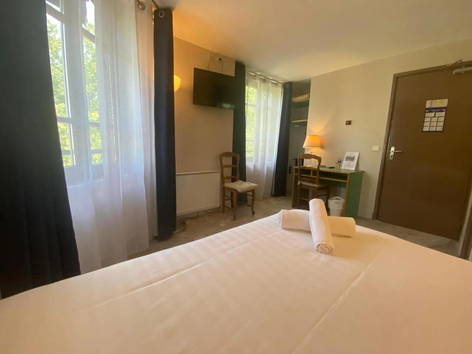 Bed in Hotel Paris Vesinet-LogisHotels et Domaine Evenementiel