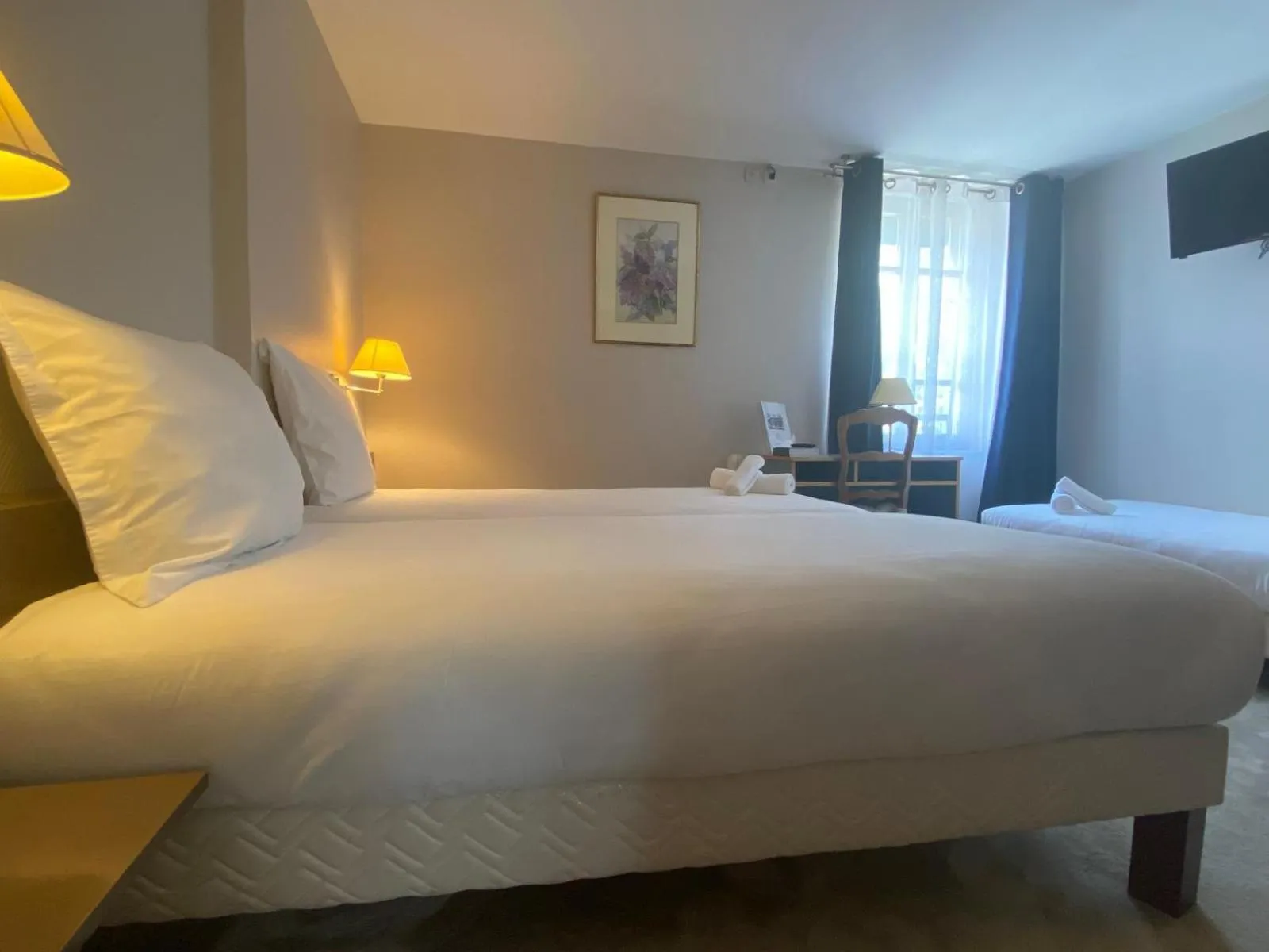 Bed in Hotel Paris Vesinet-LogisHotels et Domaine Evenementiel