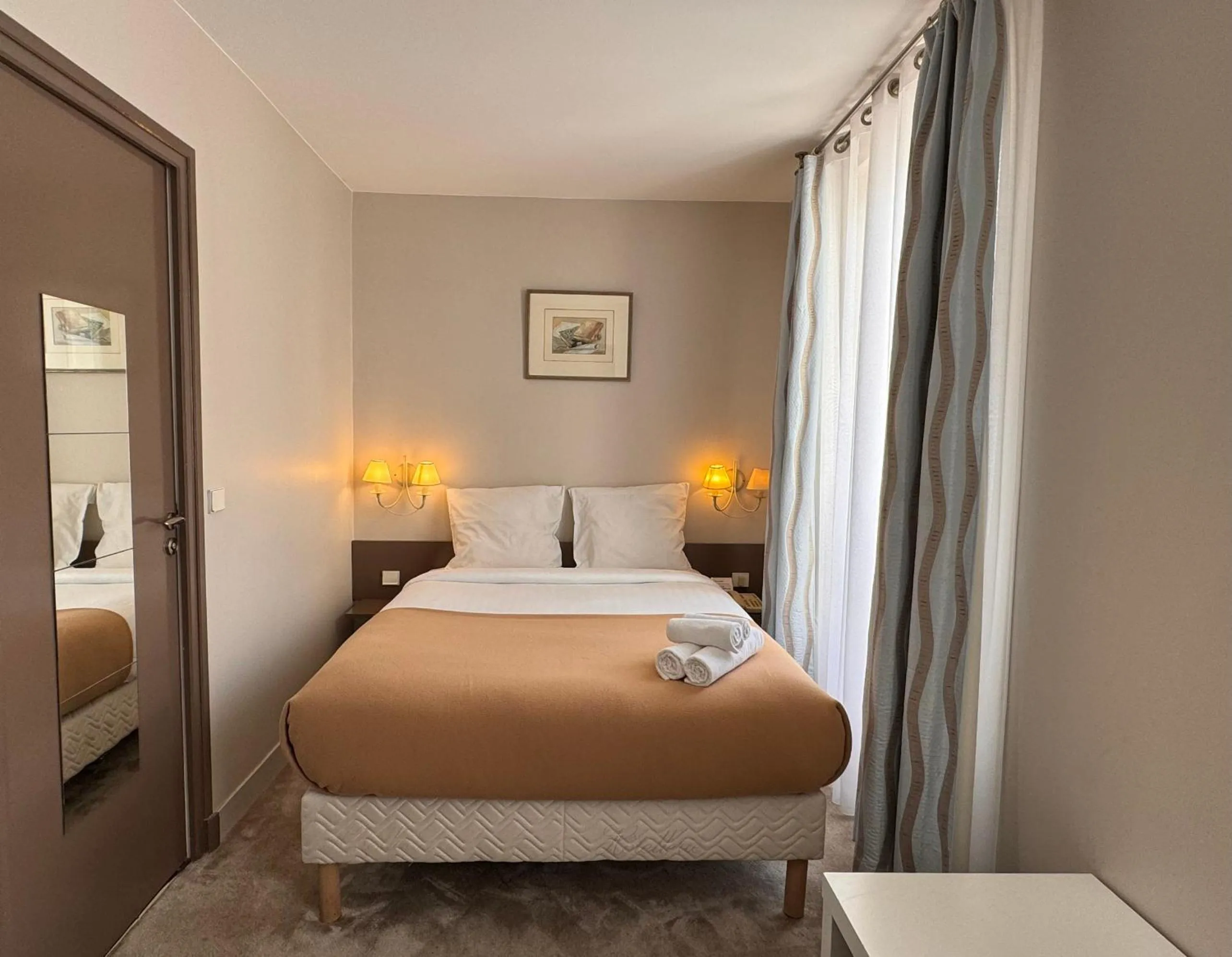 Bed in Hotel Paris Vesinet-LogisHotels et Domaine Evenementiel