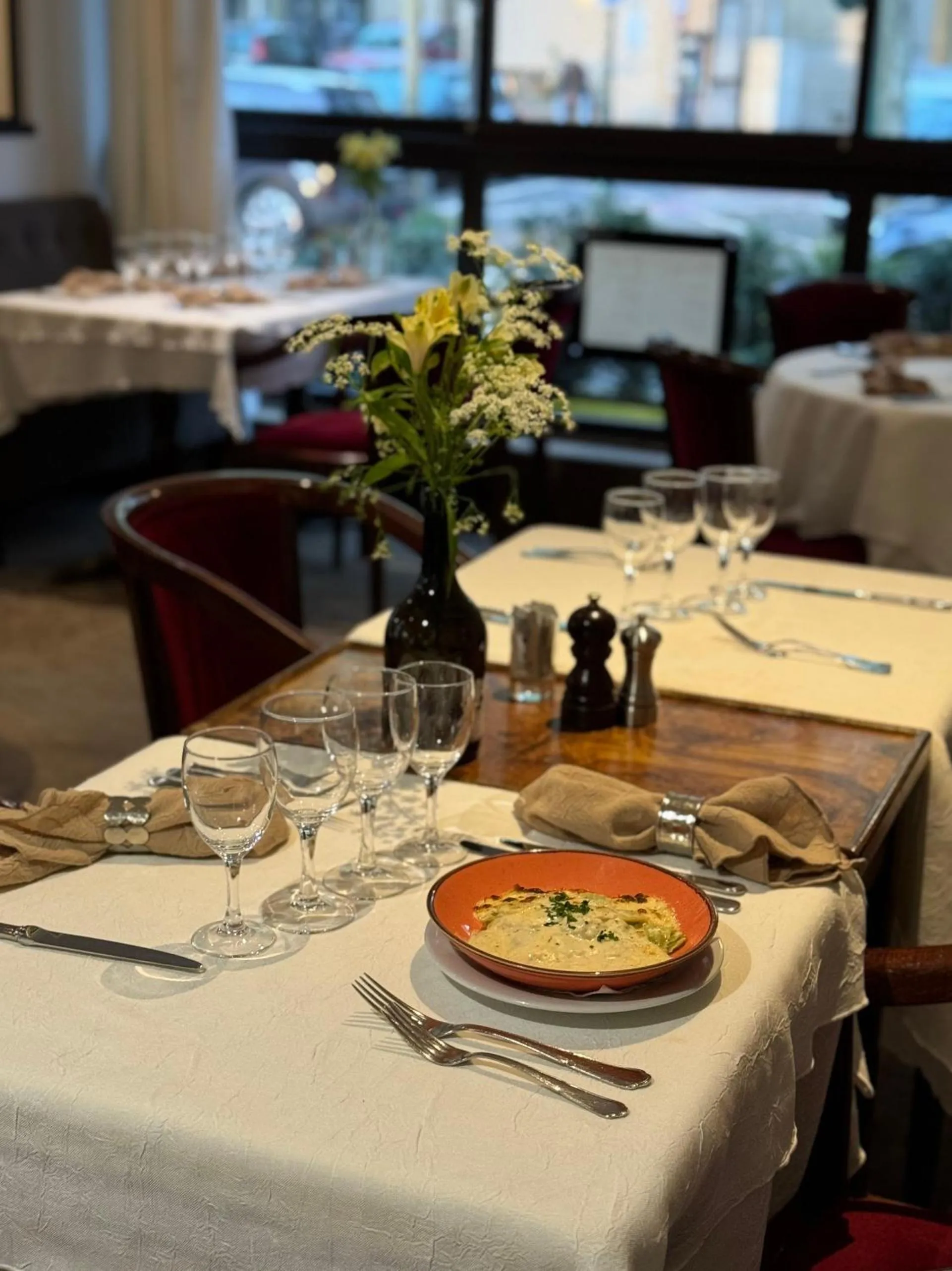 Restaurant/places to eat in Hotel Paris Vesinet-LogisHotels et Domaine Evenementiel