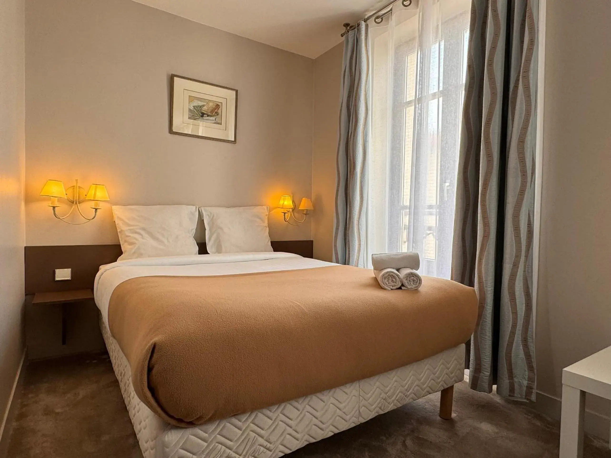 Bed in Hotel Paris Vesinet-LogisHotels et Domaine Evenementiel Bed in Hotel Paris Vesinet-LogisHotels et Domaine Evenementiel