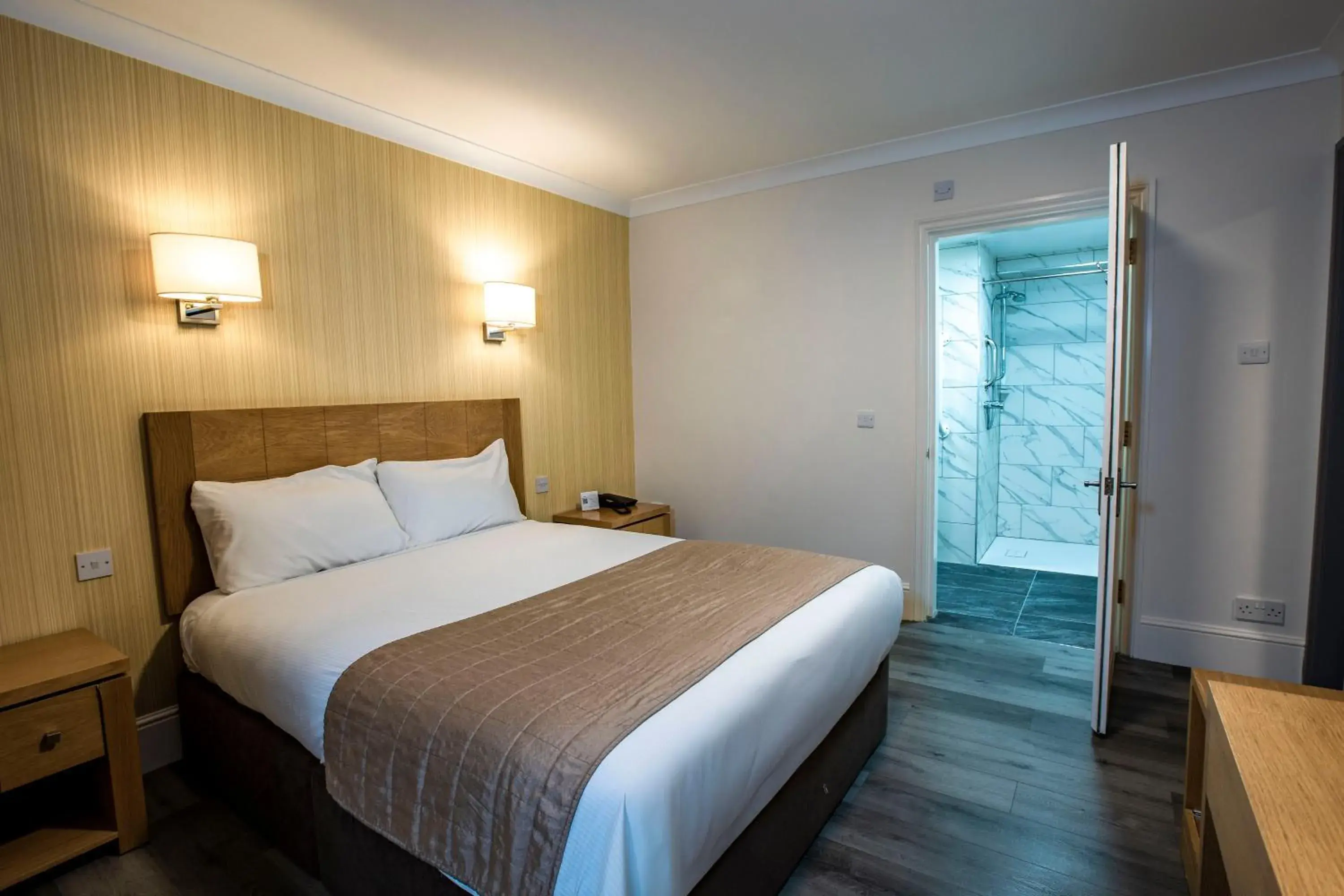 Accessible Double Room with Kitchenette and Walk-In Shower - single occupancy in Best Western Manor Hotel Accessible Double Room with Kitchenette and Walk-In Shower - single occupancy in Best Western Manor Hotel