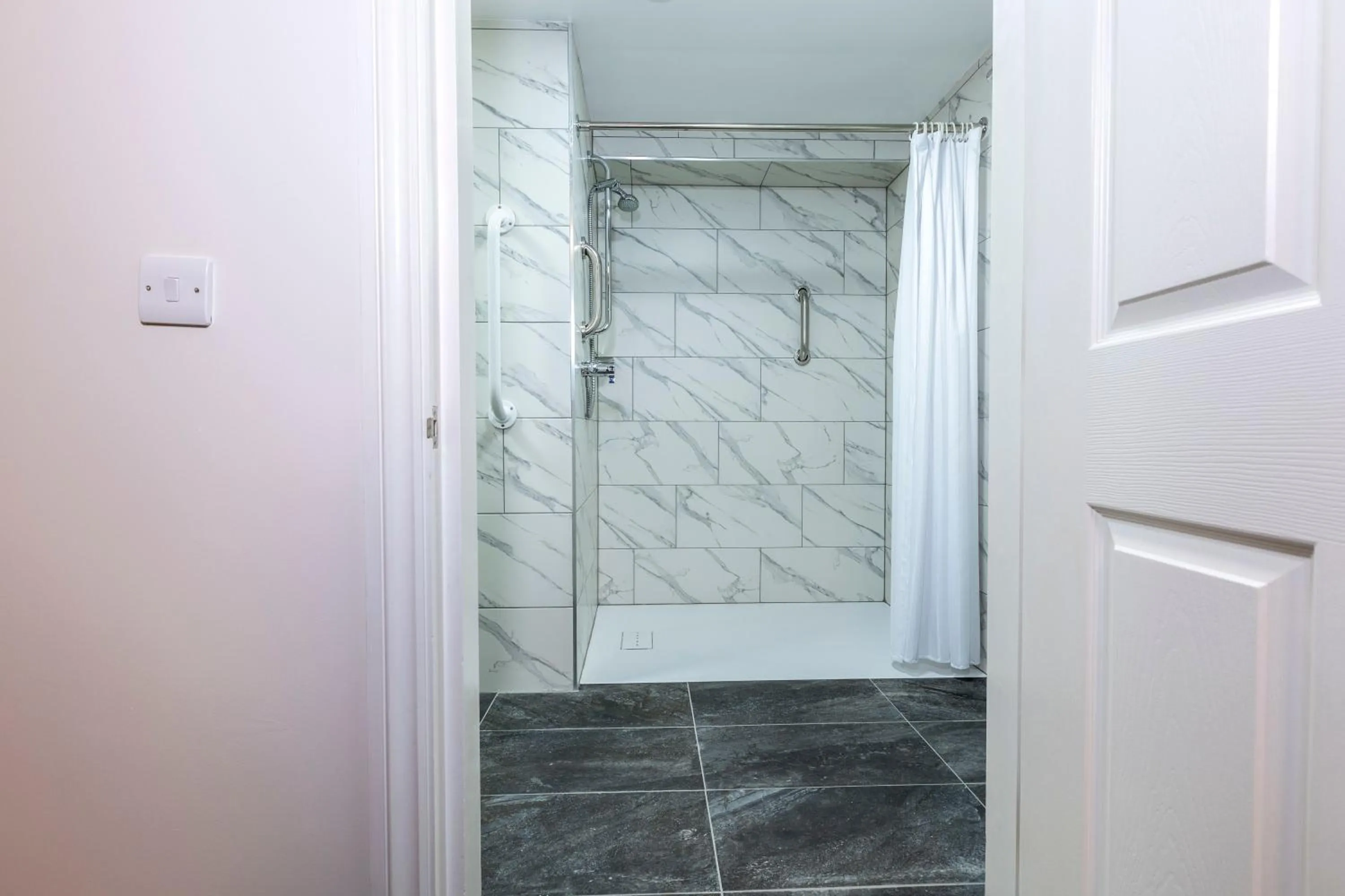 Shower in Best Western Manor Hotel