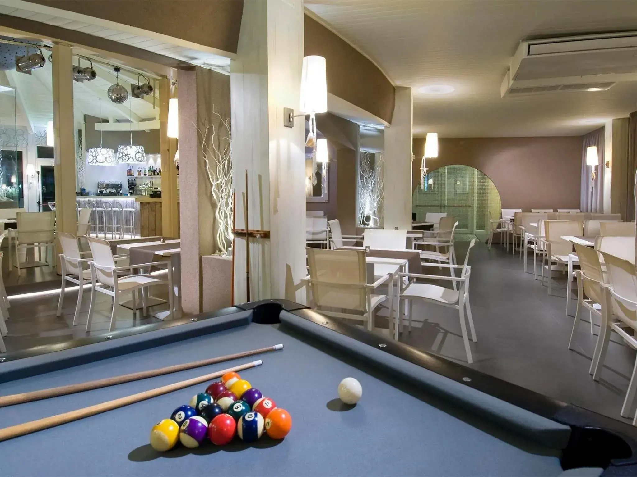 Billiard, Billiards in Hotel Pacific