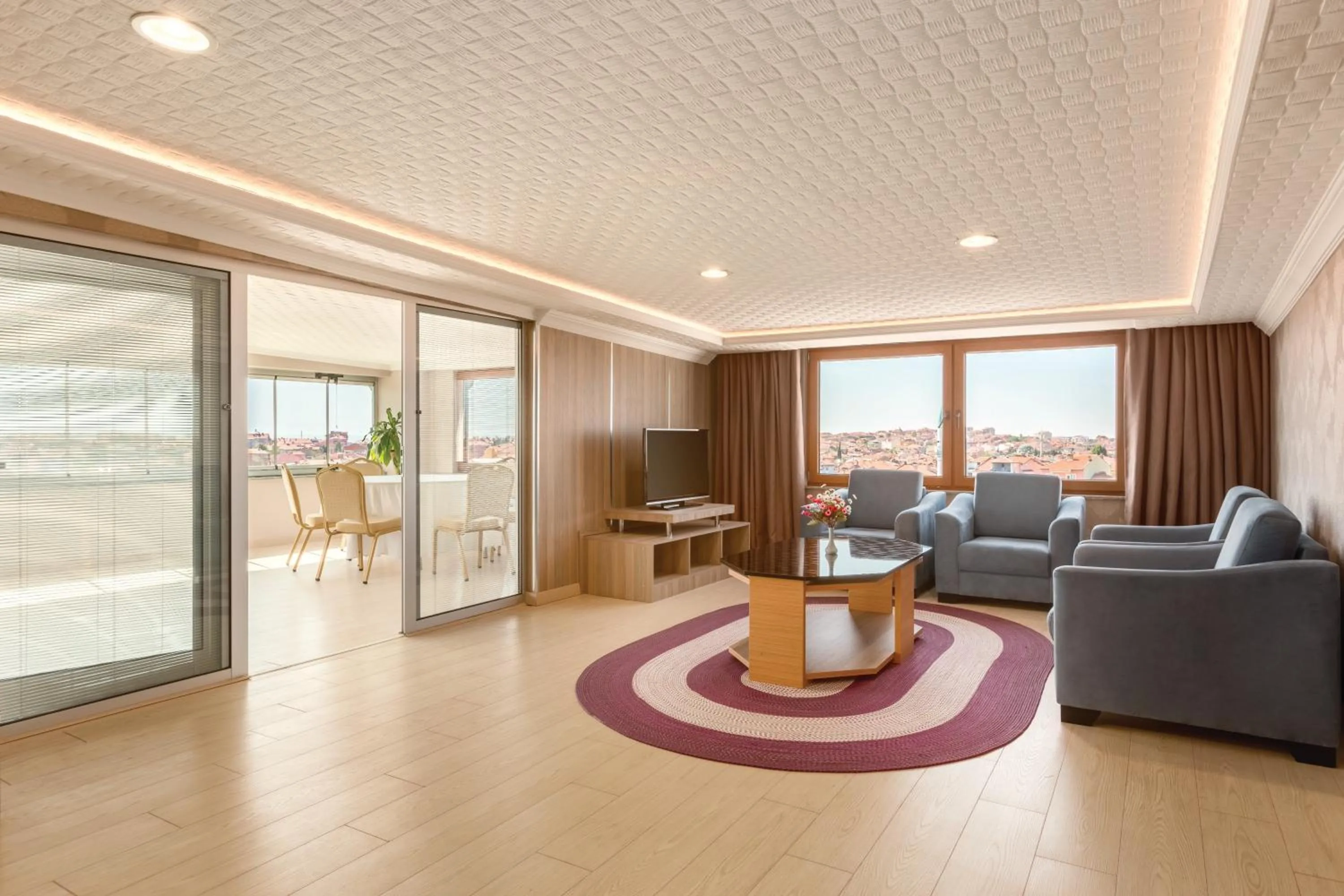 TV and multimedia in Ramada Usak