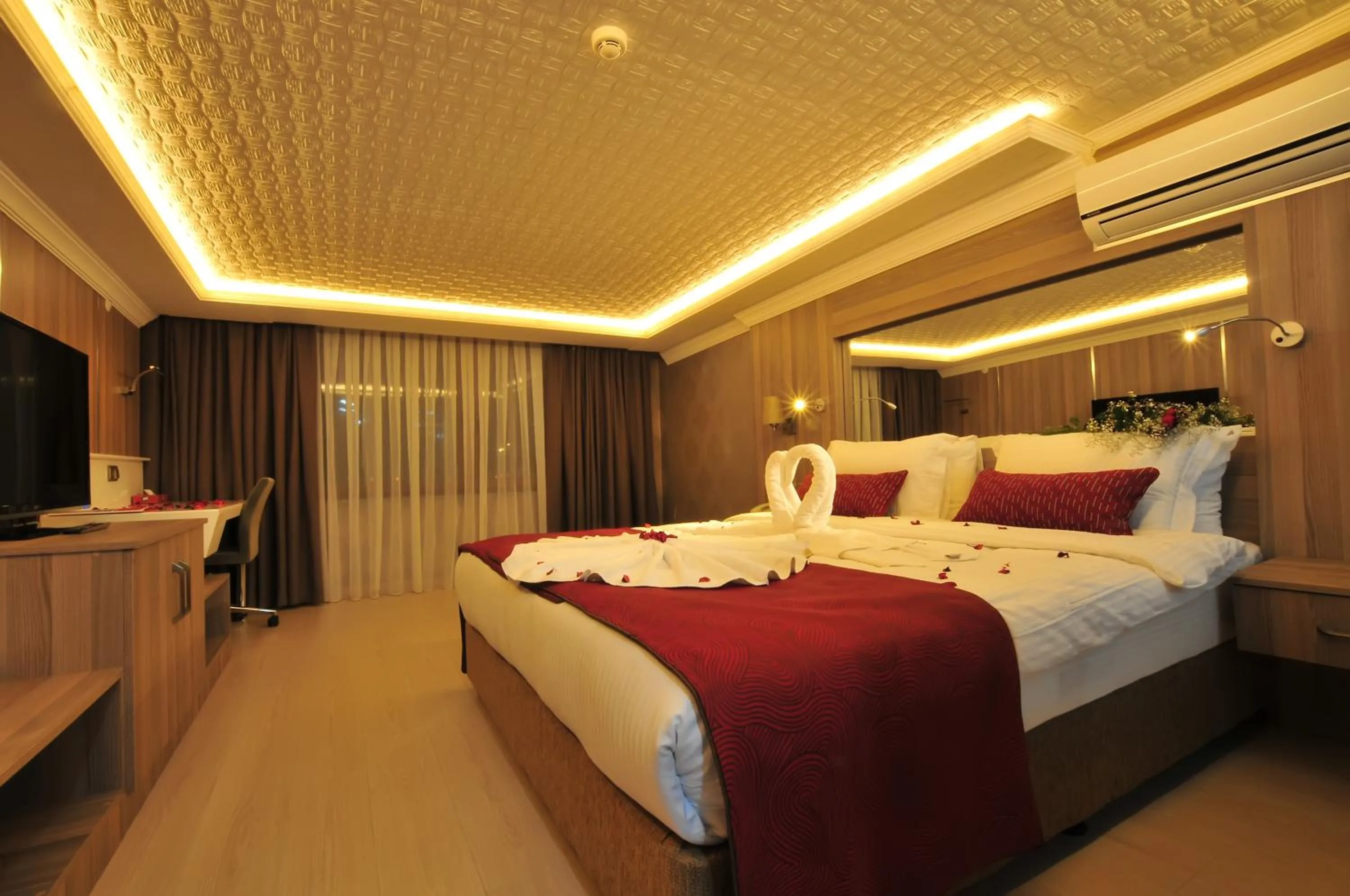 Photo of the whole room, Bed in Ramada Usak