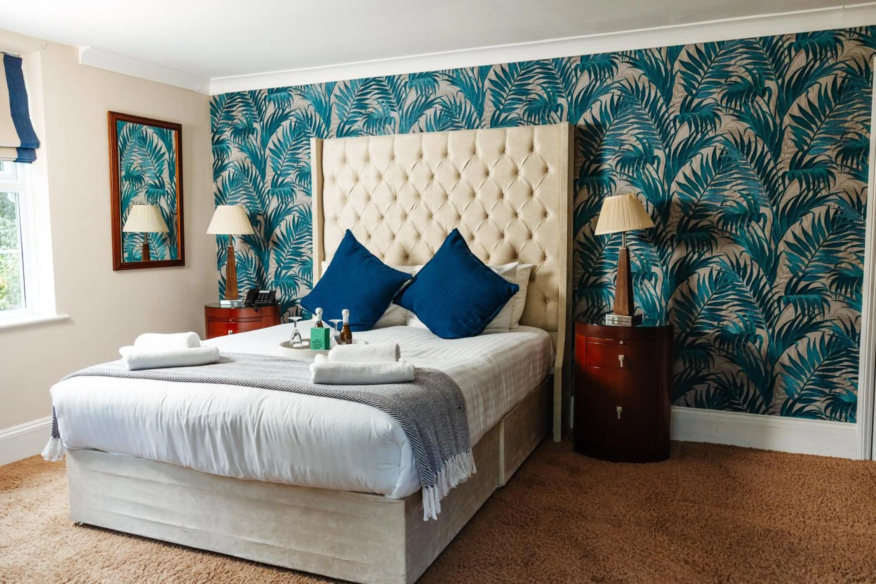 Bedroom, Bed in Woodland Manor Hotel