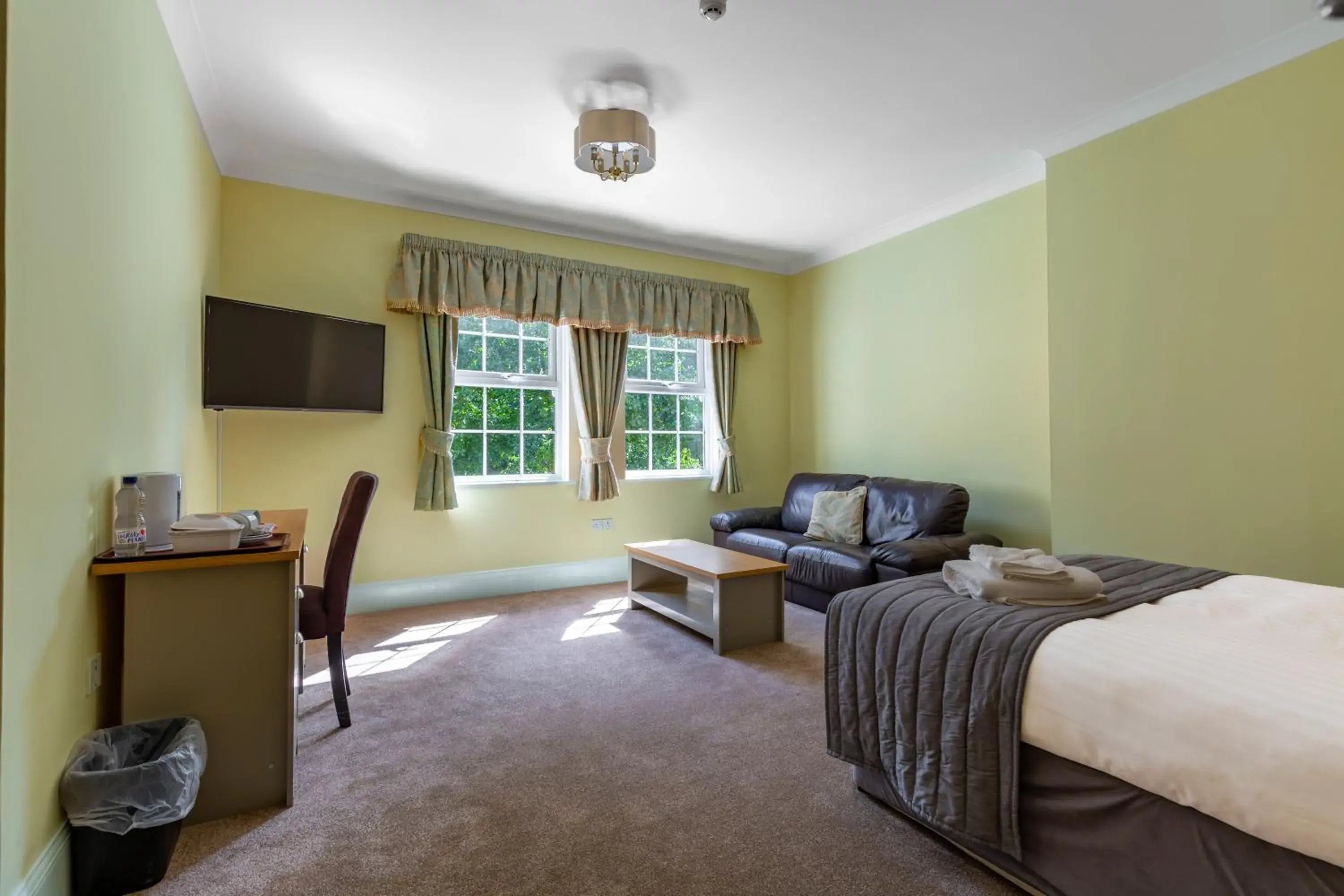 Deluxe Double Room with Bath in Woodland Manor Hotel Deluxe Double Room with Bath in Woodland Manor Hotel