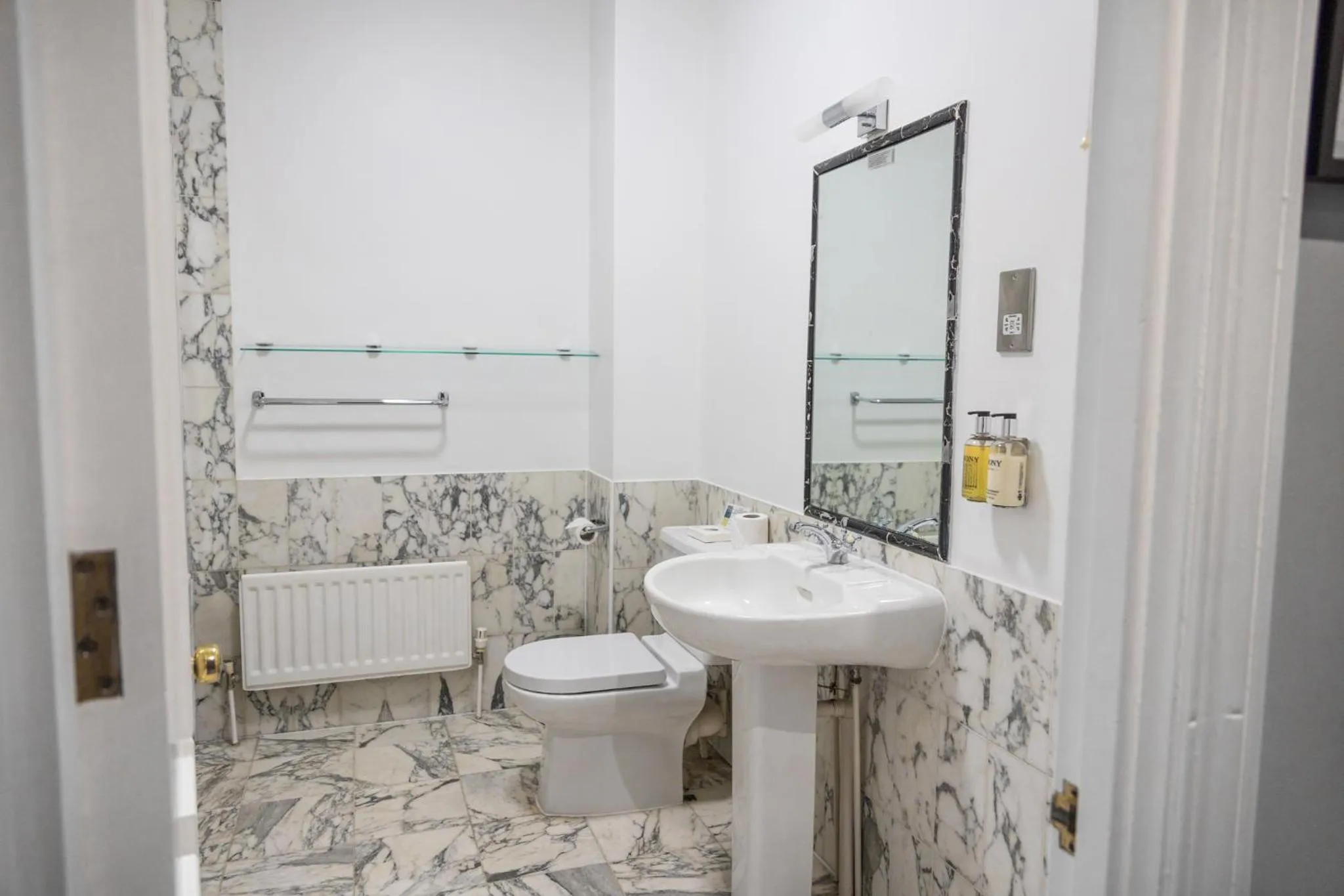 Bathroom in Woodland Manor Hotel