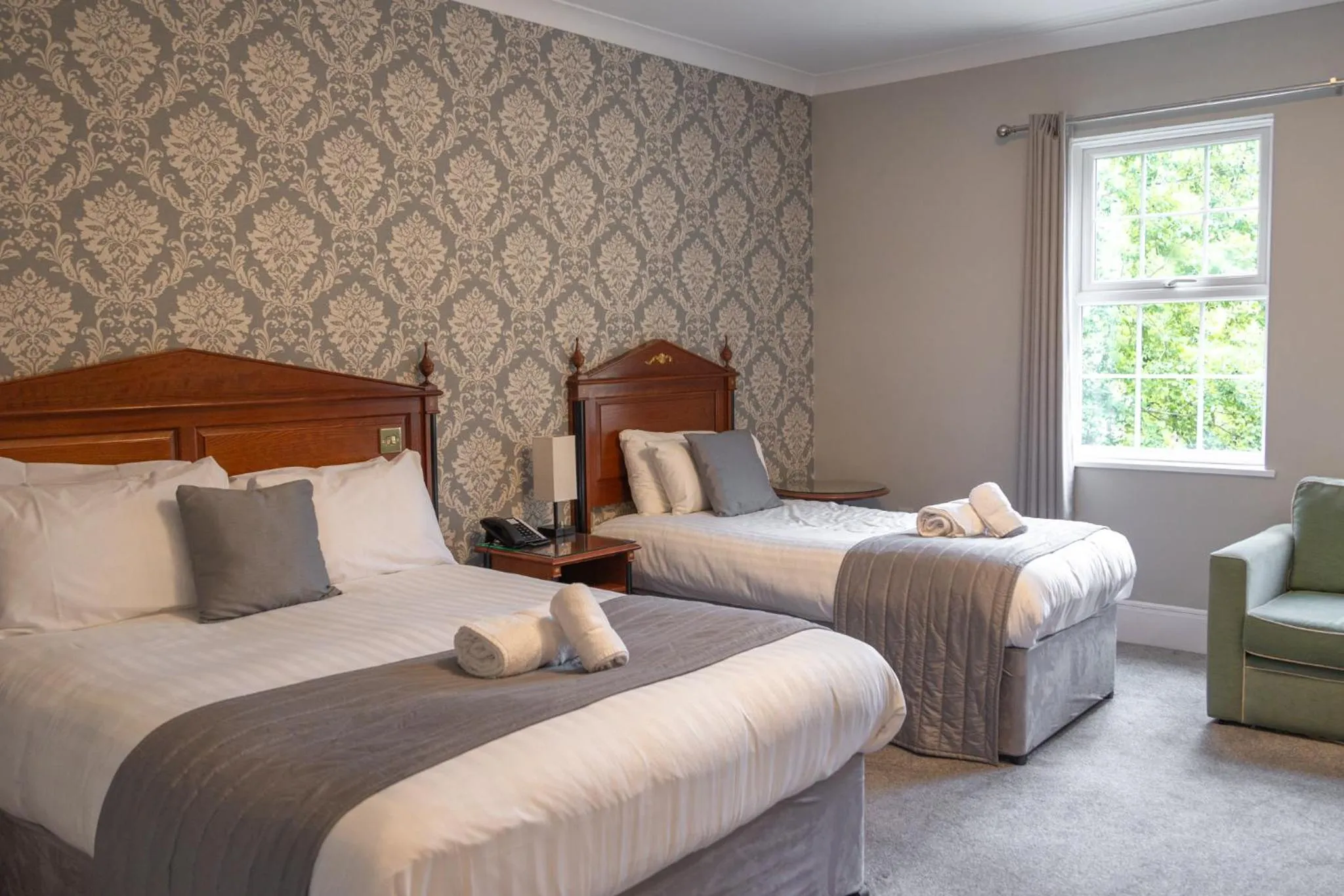 Bedroom, Bed in Woodland Manor Hotel