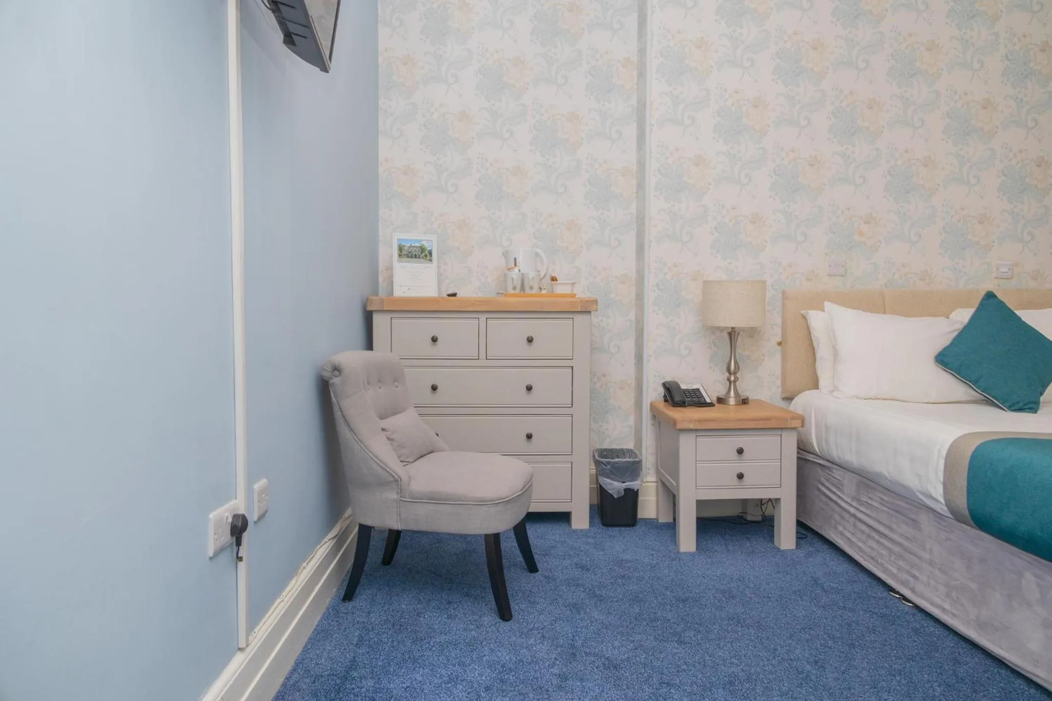 Bedroom, Bed in Woodland Manor Hotel