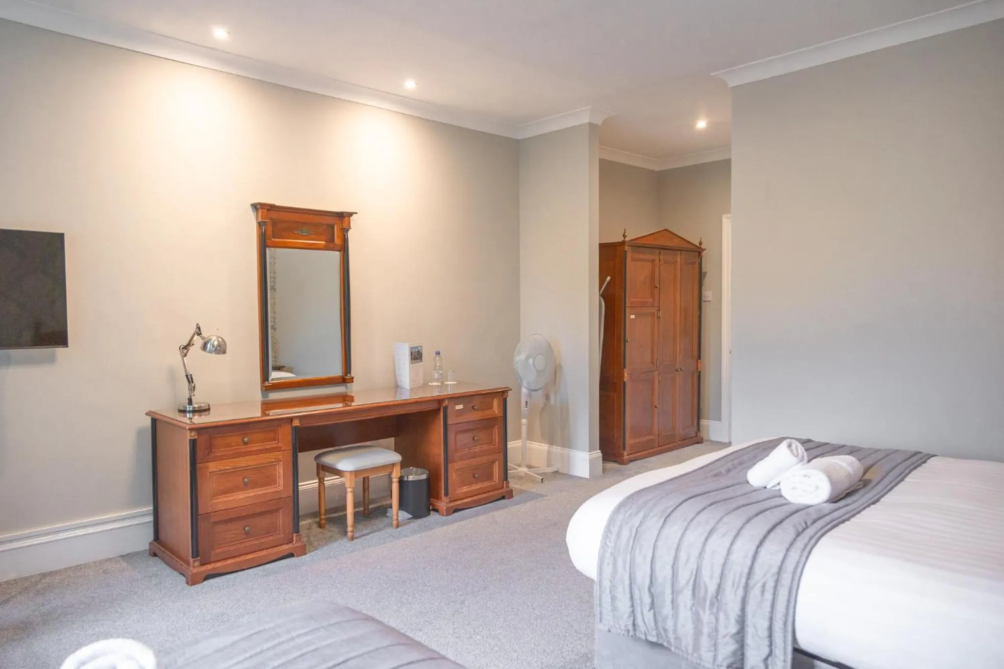 Bedroom, Bed in Woodland Manor Hotel