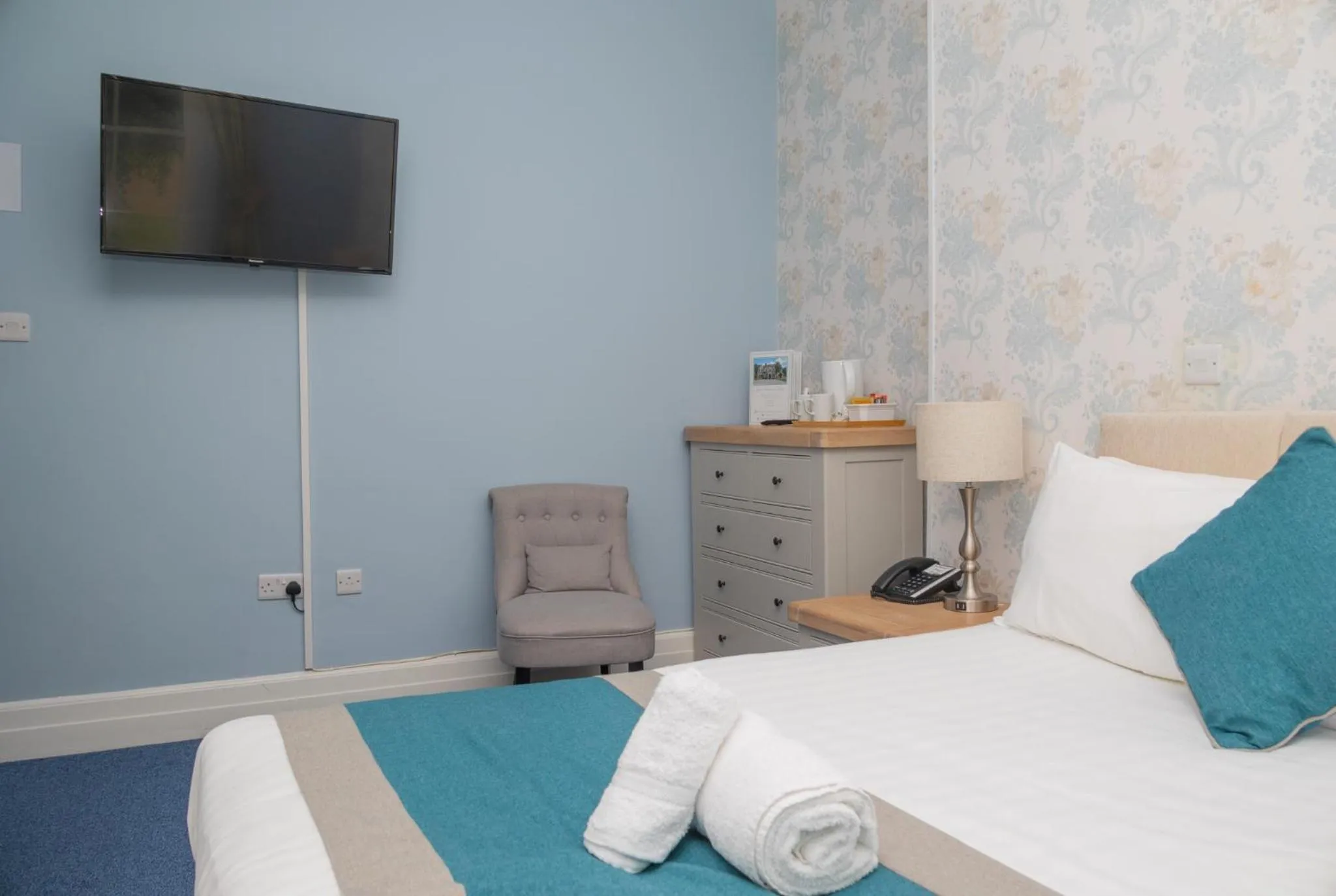 Bedroom, Bed in Woodland Manor Hotel