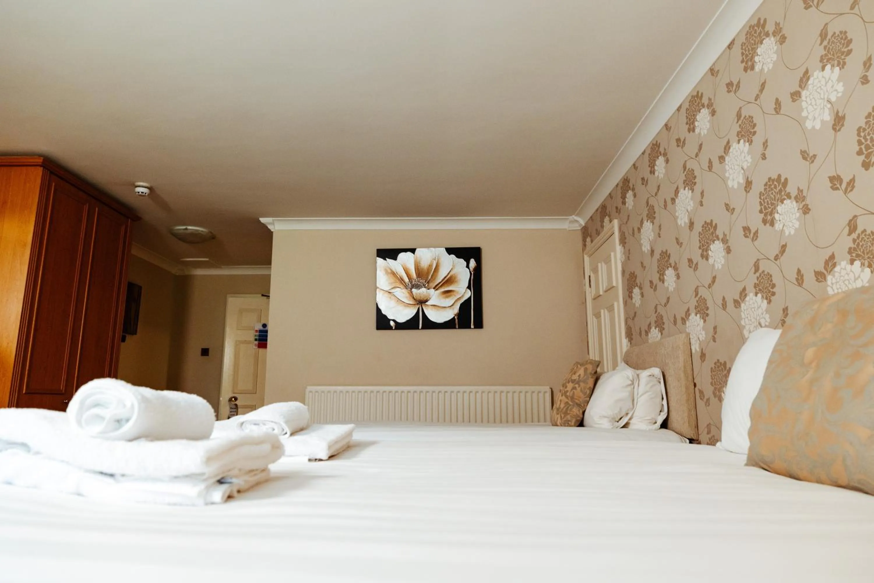 Bedroom, Bed in Woodland Manor Hotel