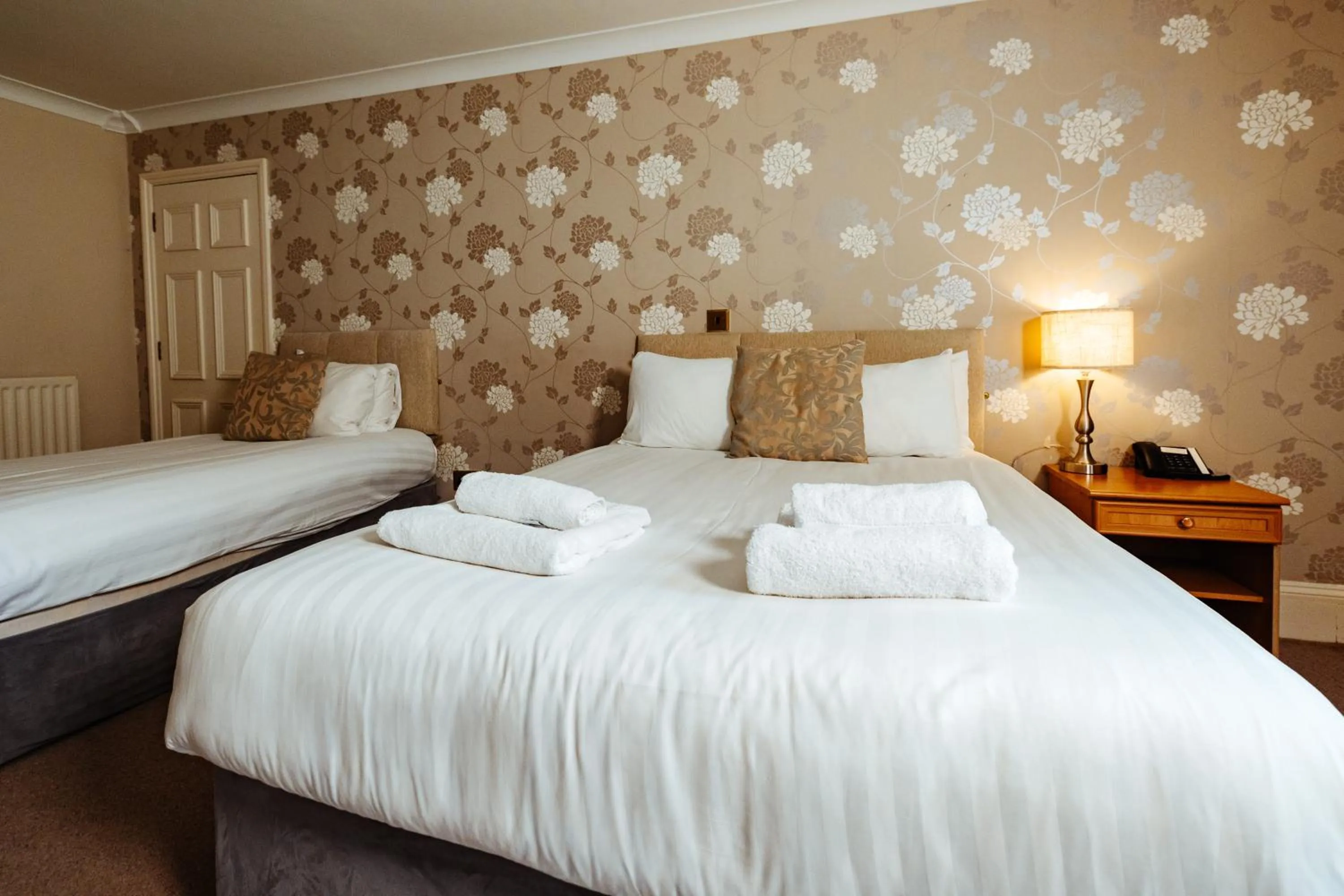 Bedroom, Bed in Woodland Manor Hotel