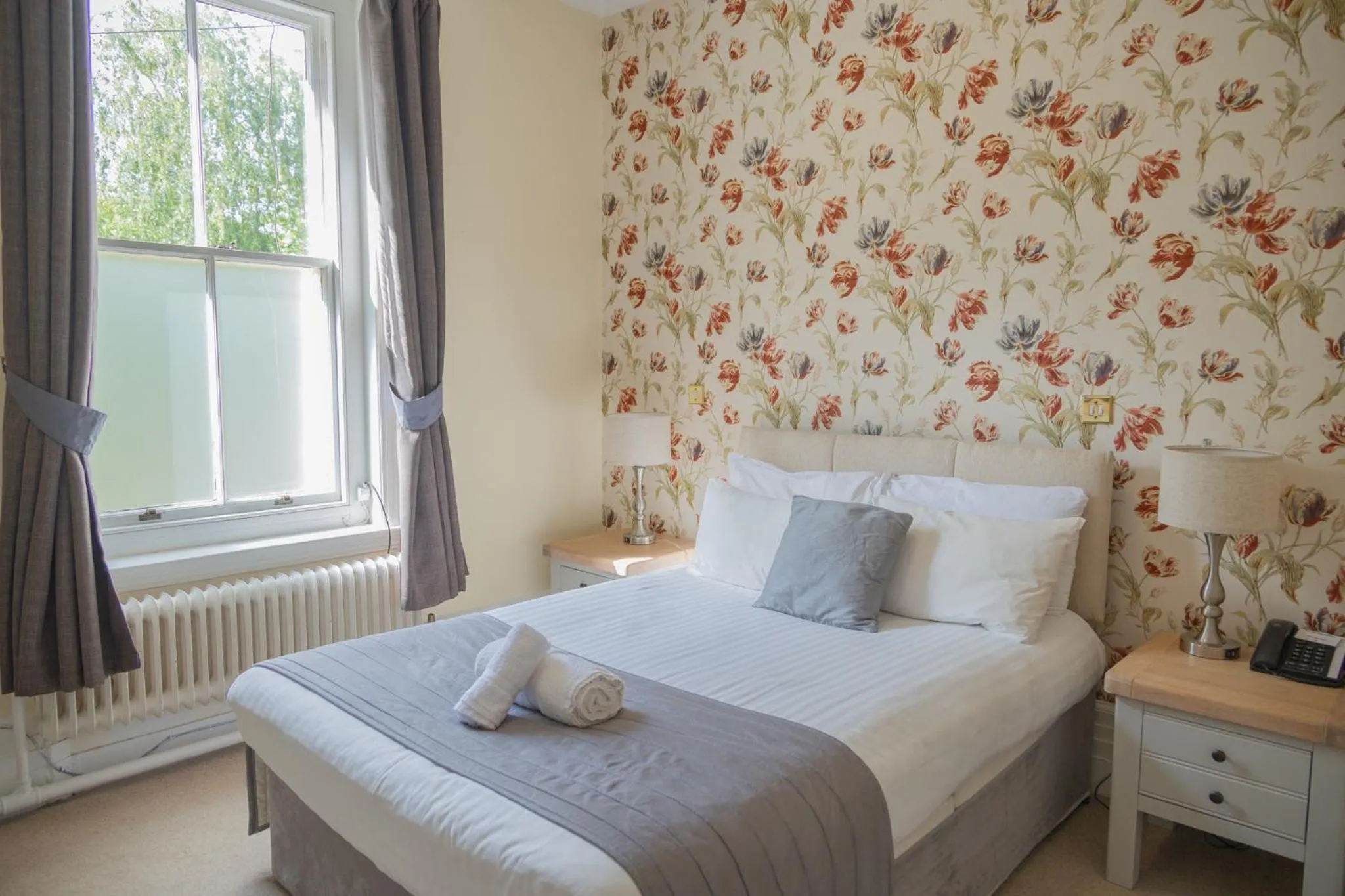 Bedroom, Bed in Woodland Manor Hotel