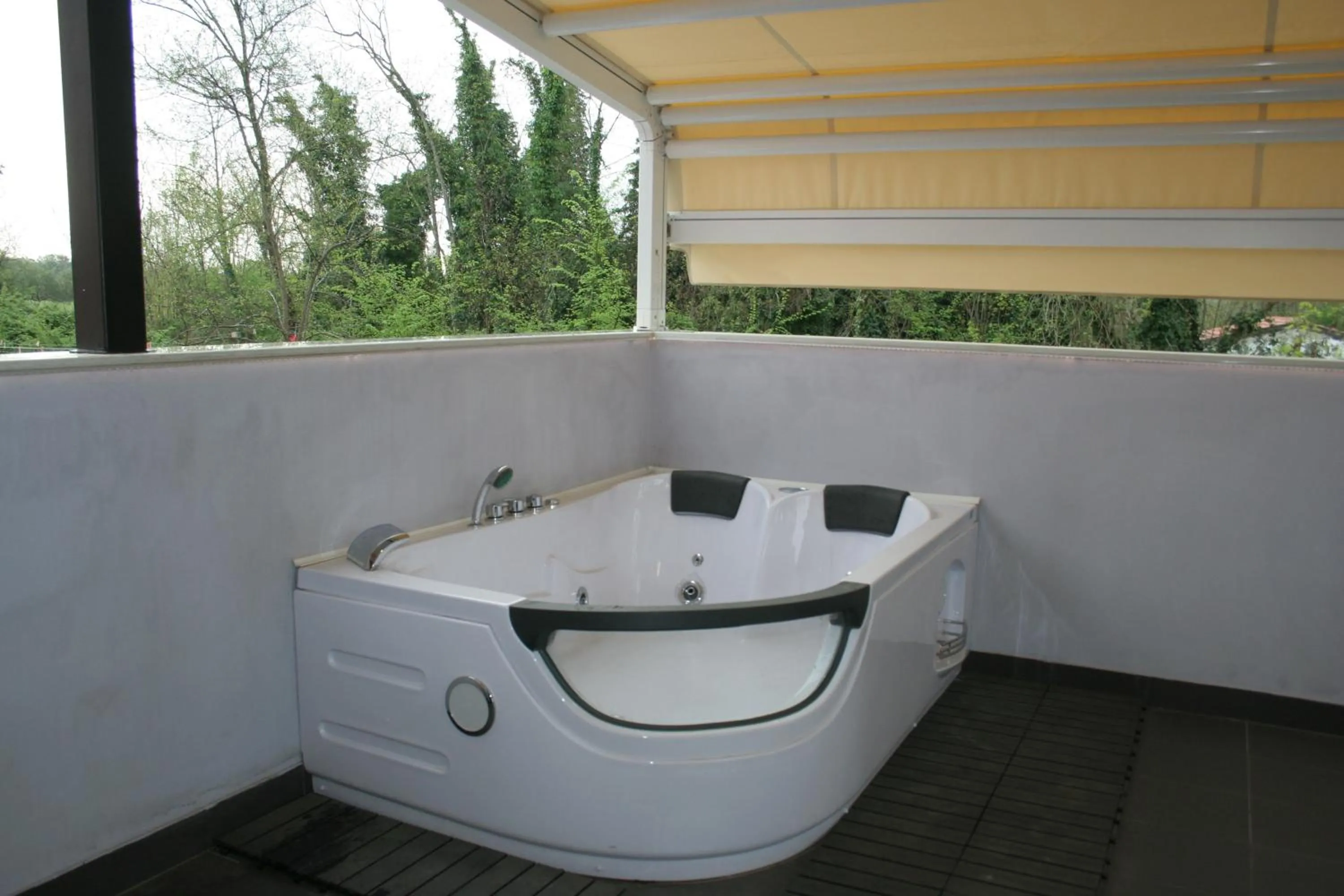 Hot Tub in Wellness Villa Istriana