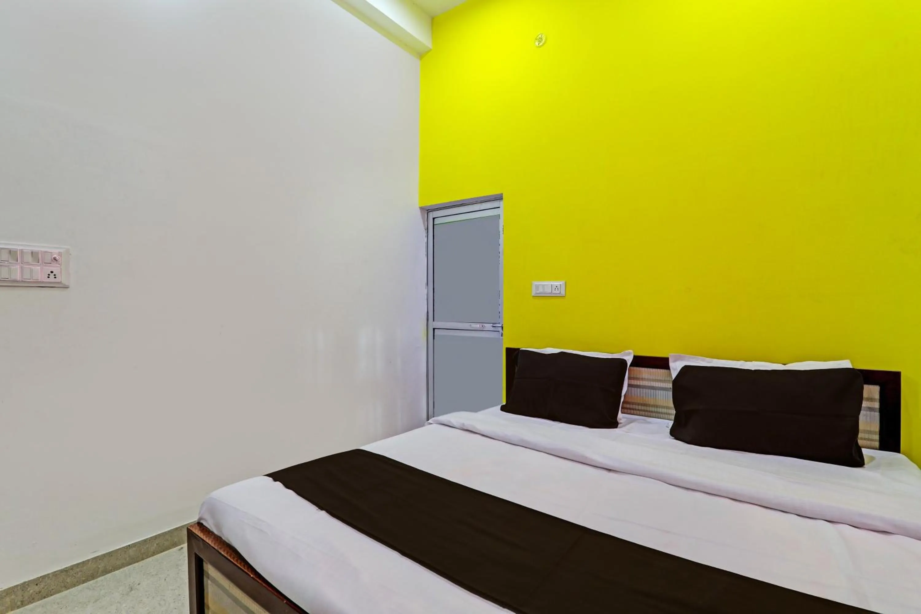 Bedroom, Bed in Hotel O Vikas Inn