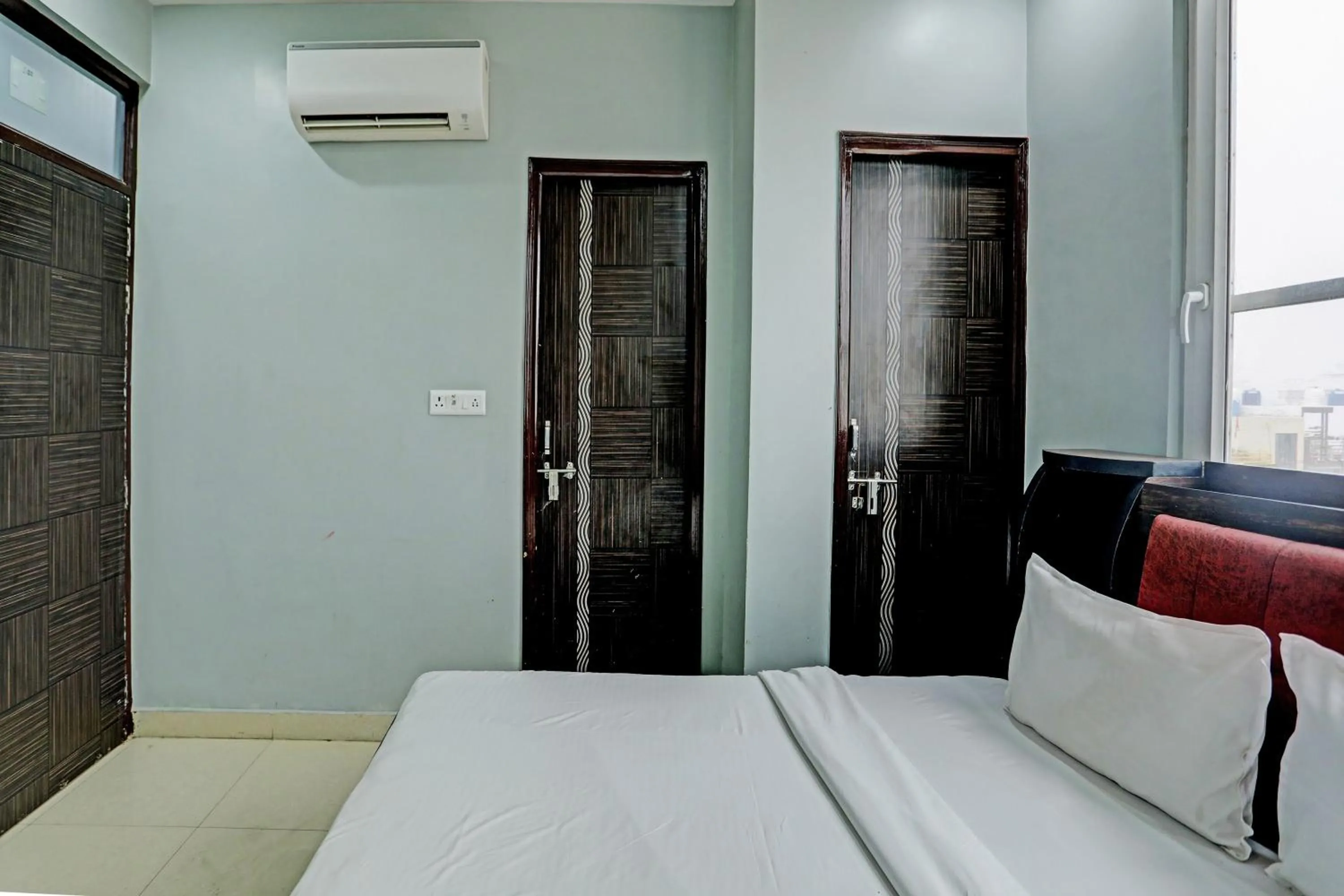 Bathroom, Bed in Super Hotel O Solam Inn