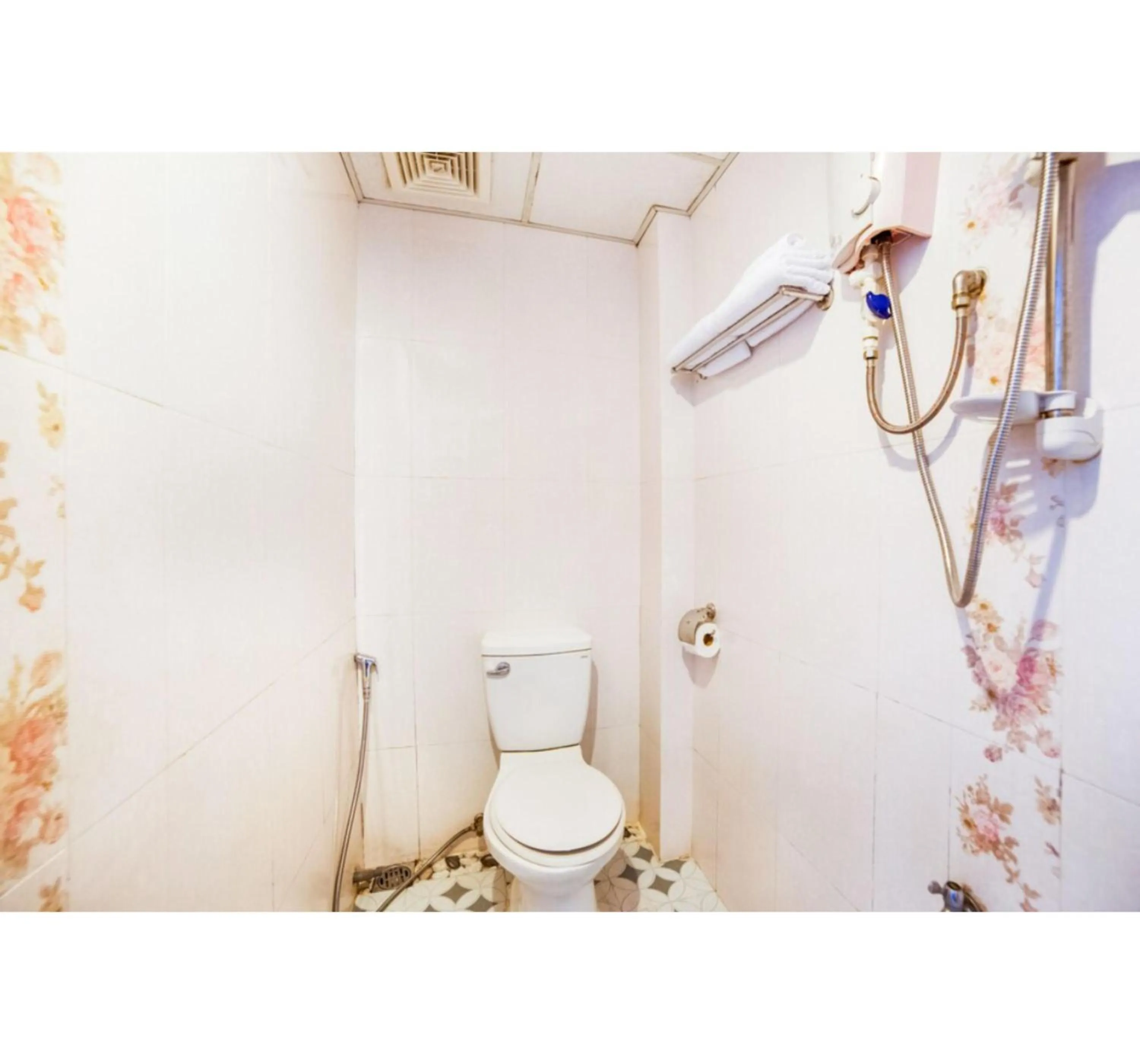 Bathroom in OYO 553 Truong Giang Hotel