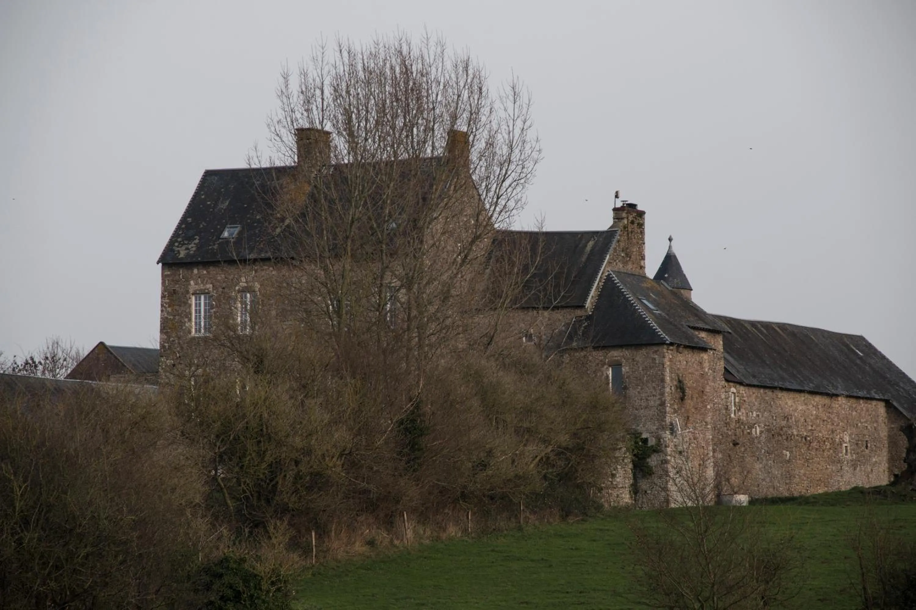 Property building in Le Chateau de Claids