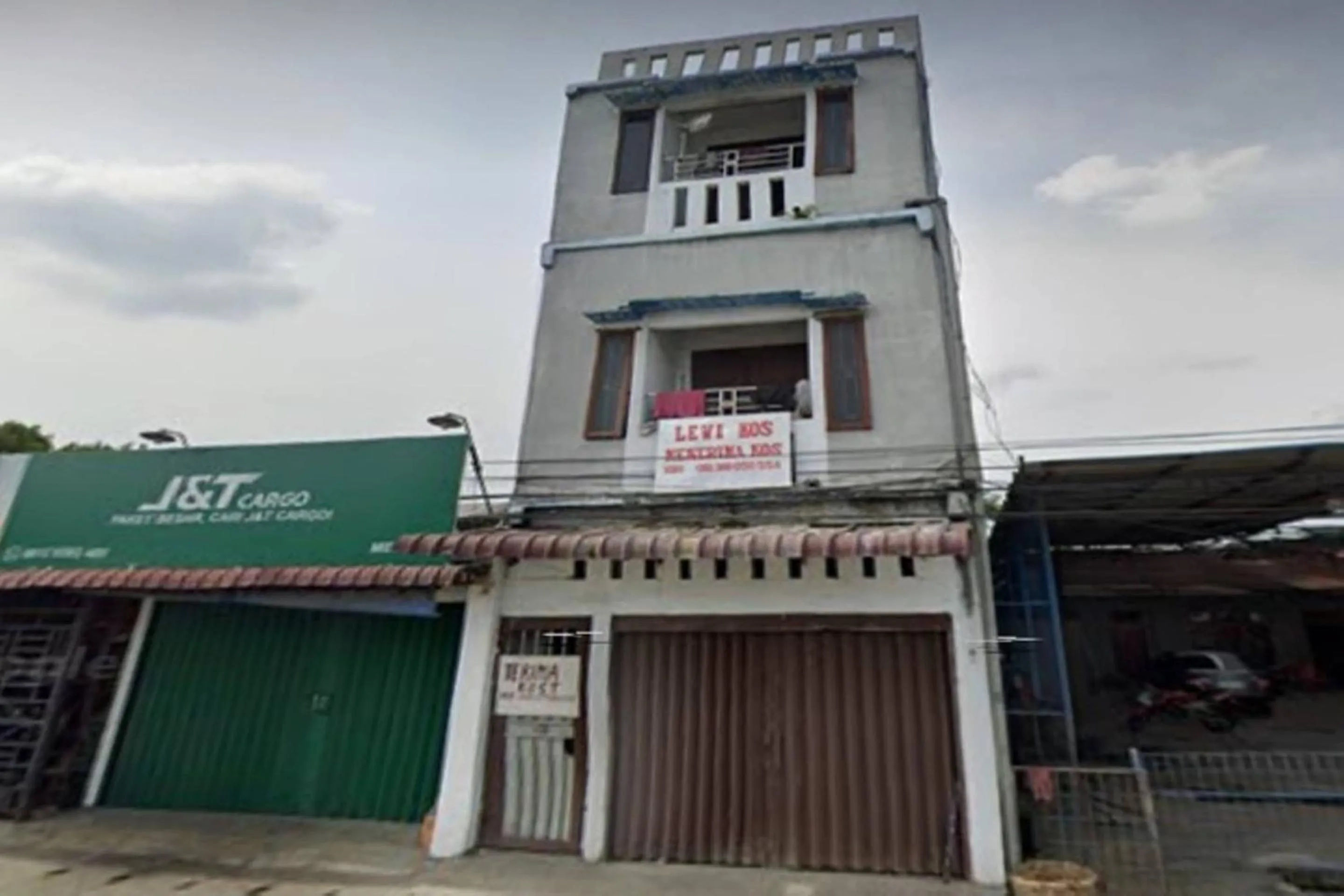 Facade/entrance in Hotel O Lewi Family Guest House Near GBKP Bangun Mulia Km. 11