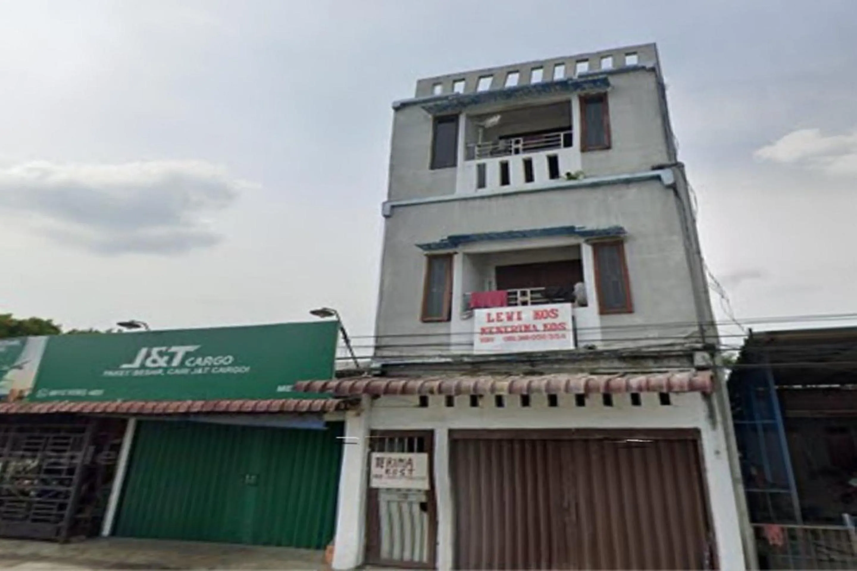 Facade/entrance in Hotel O Lewi Family Guest House Near GBKP Bangun Mulia Km. 11