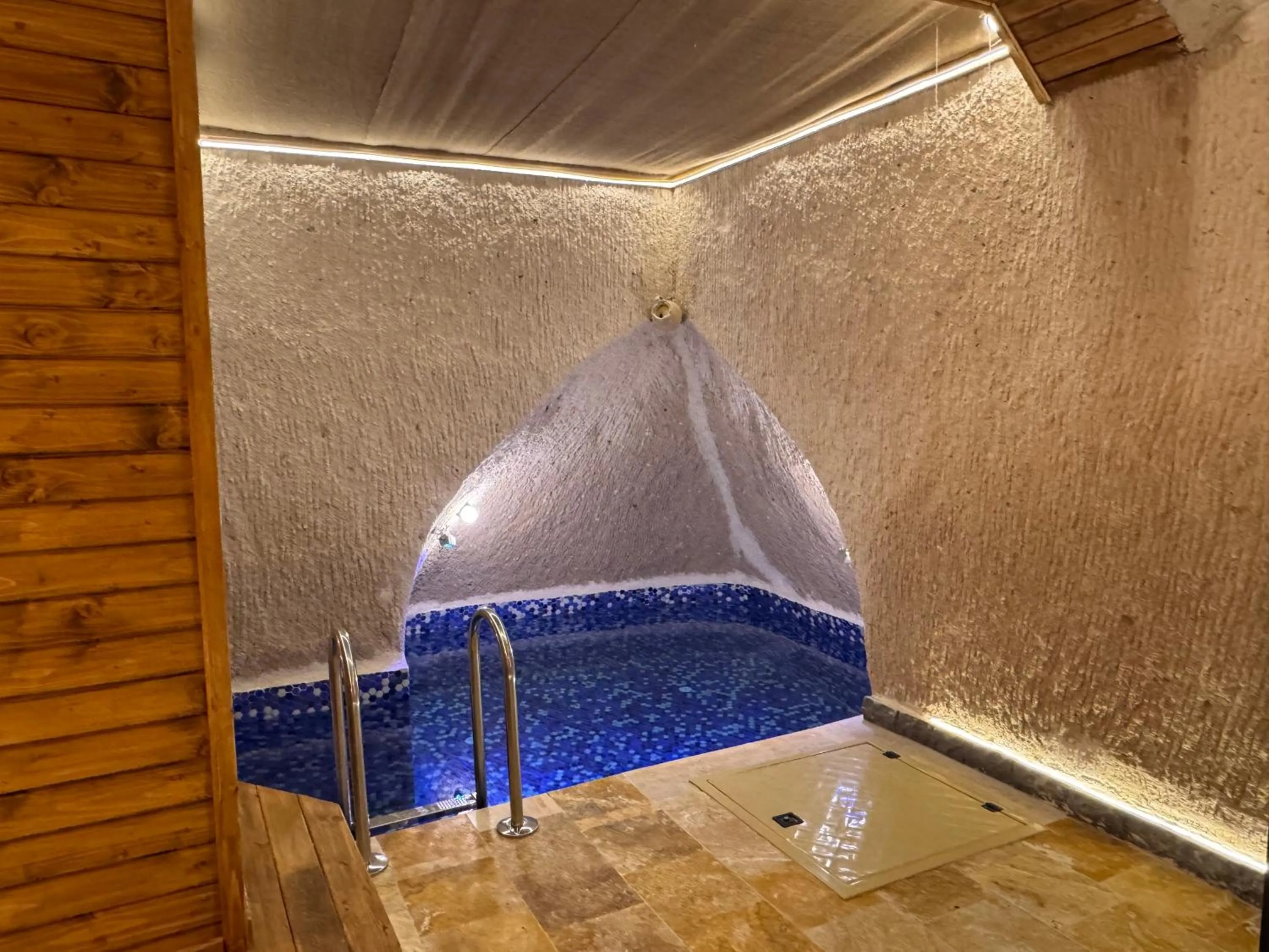 Swimming pool in Ceran Stone House