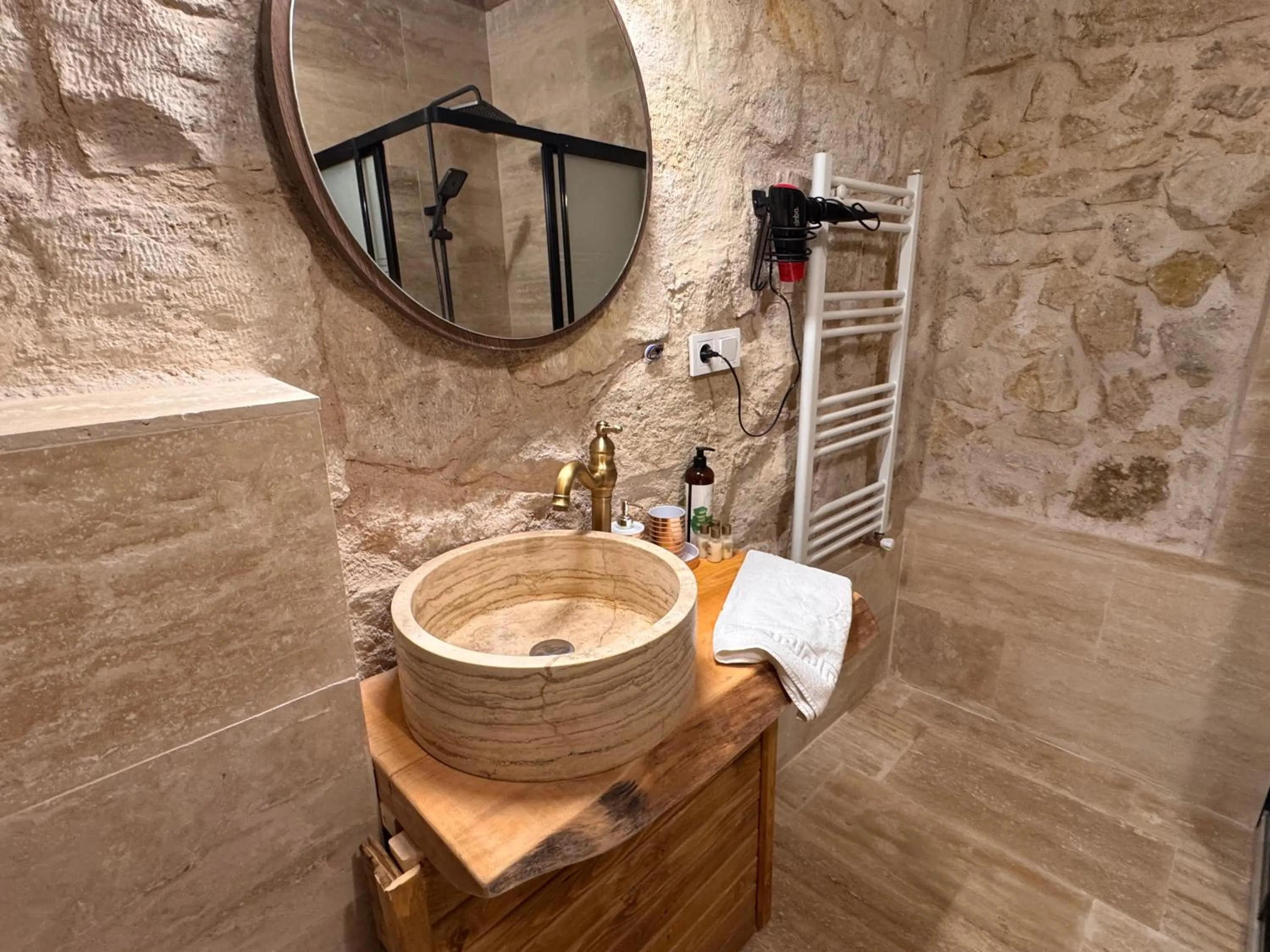 Shower in Ceran Stone House