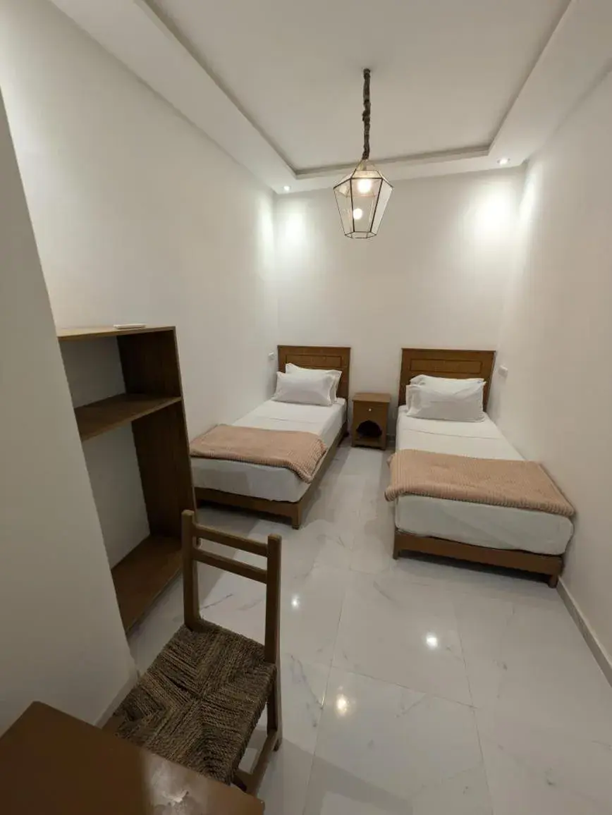 Twin Room with Private Bathroom in Hotel Cecil Twin Room with Private Bathroom in Hotel Cecil