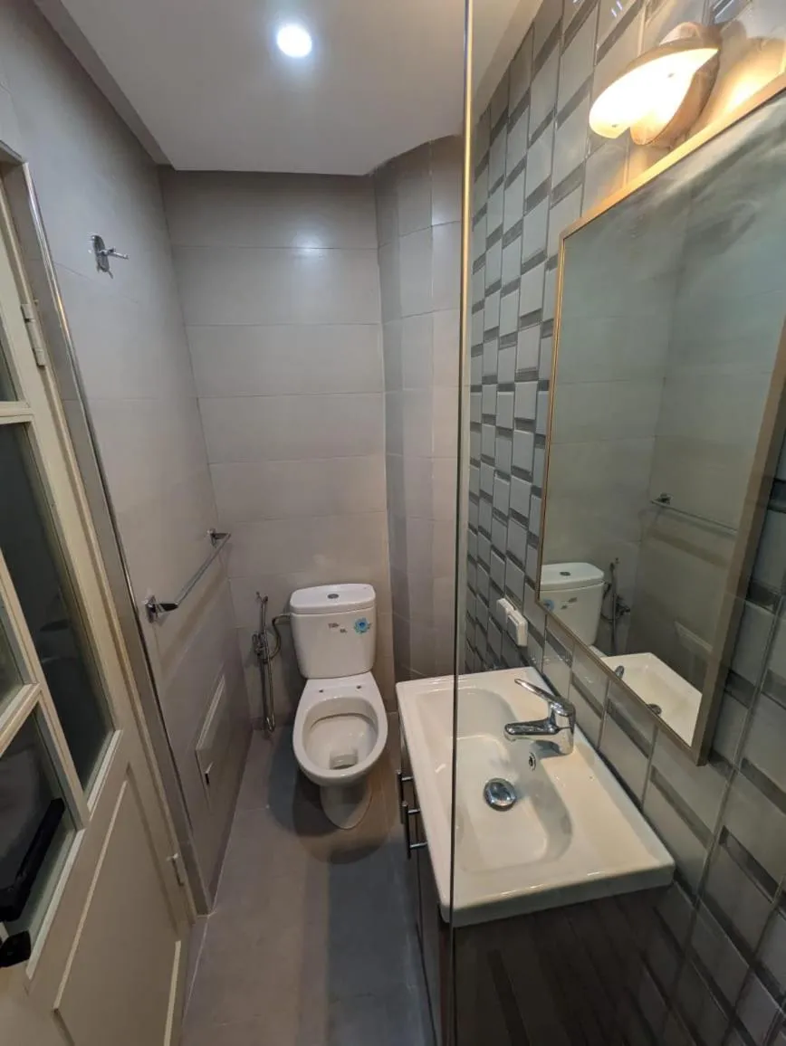 Shower in Hotel Cecil