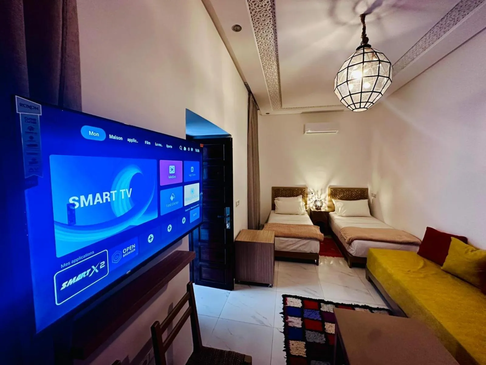Communal lounge/ TV room, Bed in Riad hotel Cecil