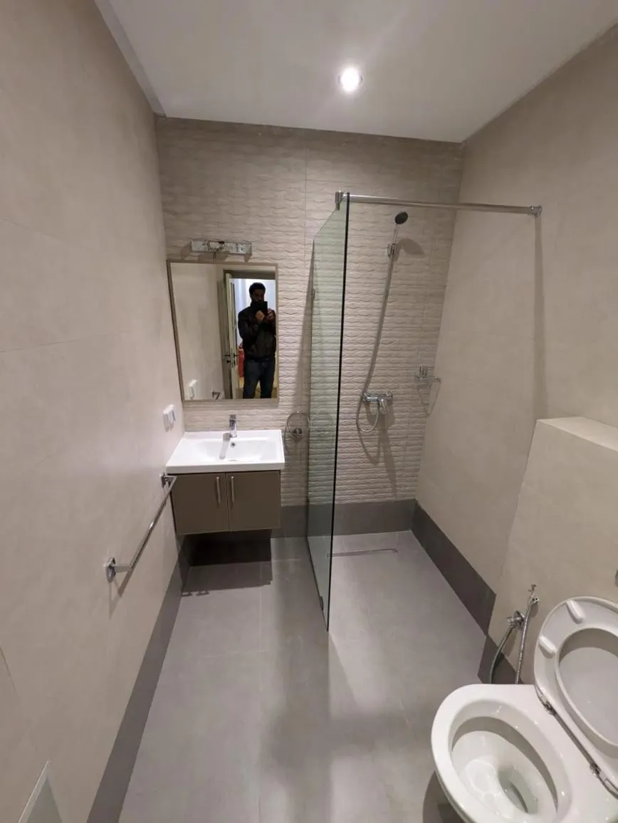 Shower in Hotel Cecil