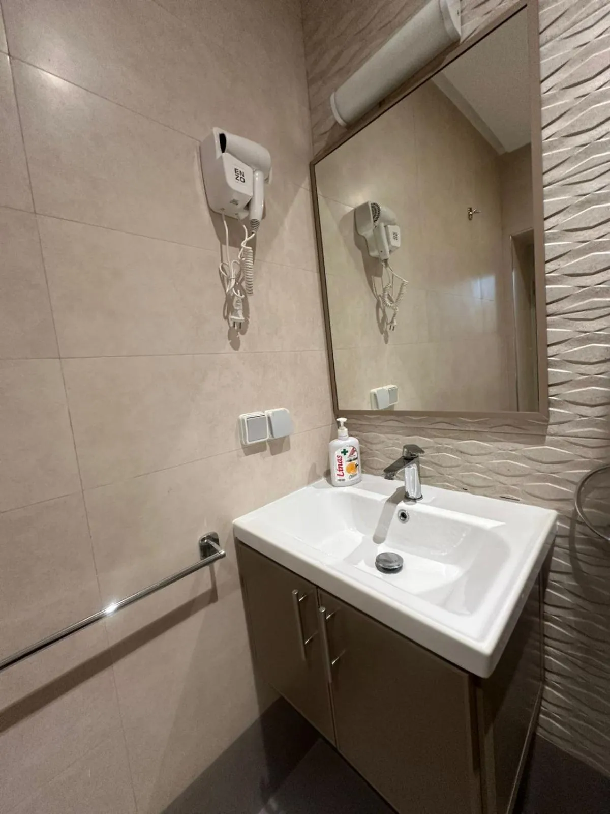 Shower in Hotel Cecil