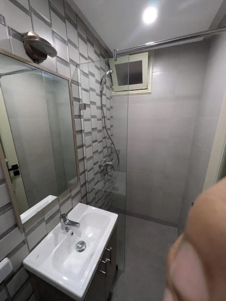 Shower in Hotel Cecil