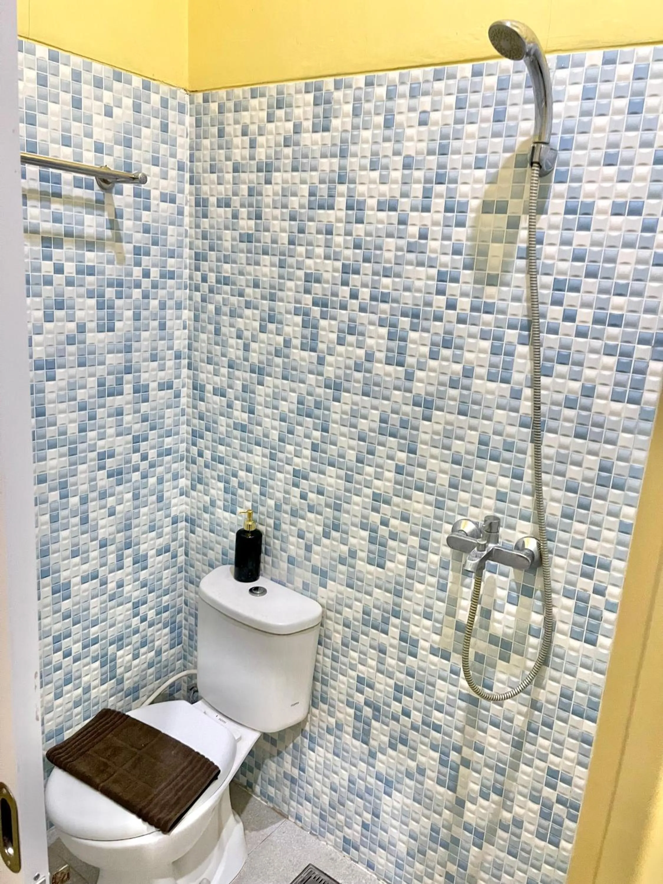 Shower in Telu Telu Solo