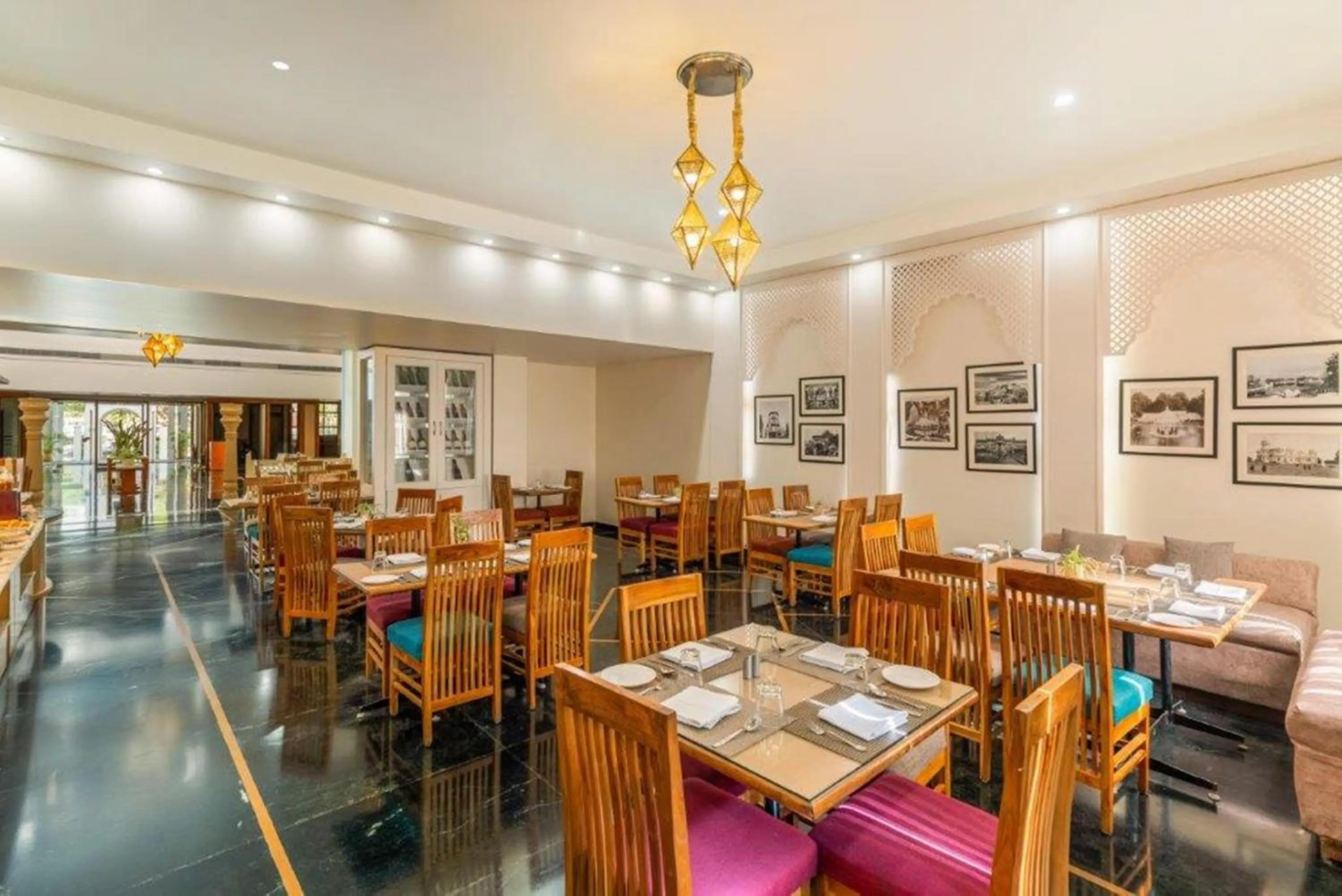 Restaurant/places to eat in Golden Tulip Udaipur